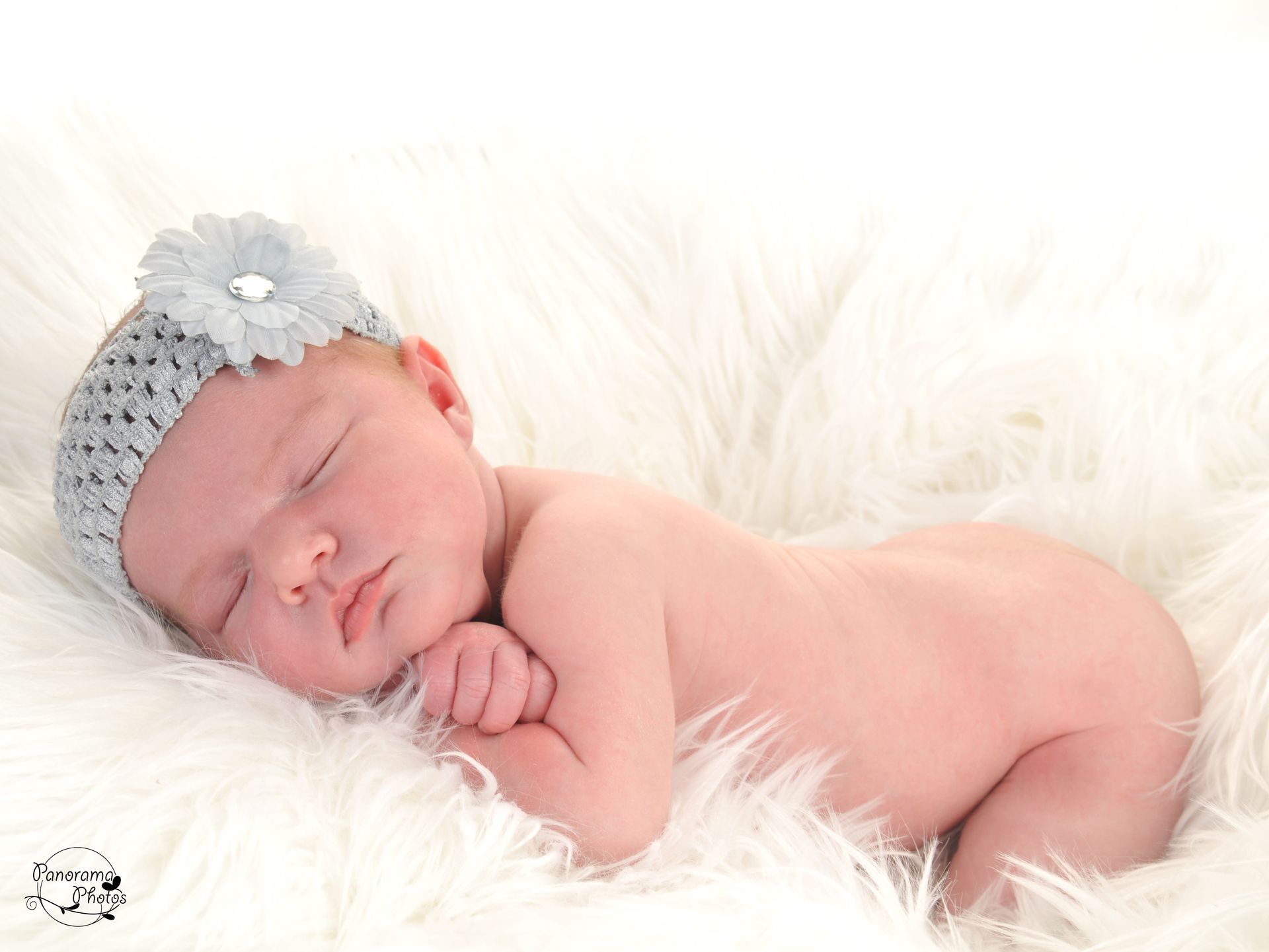 séance photo studio nouveau né en train de dormir sur une couverture blanche