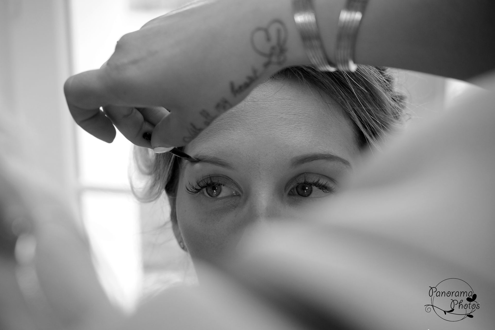 photo de mariage montrant un gros plan d'une marié en train de se maquiller