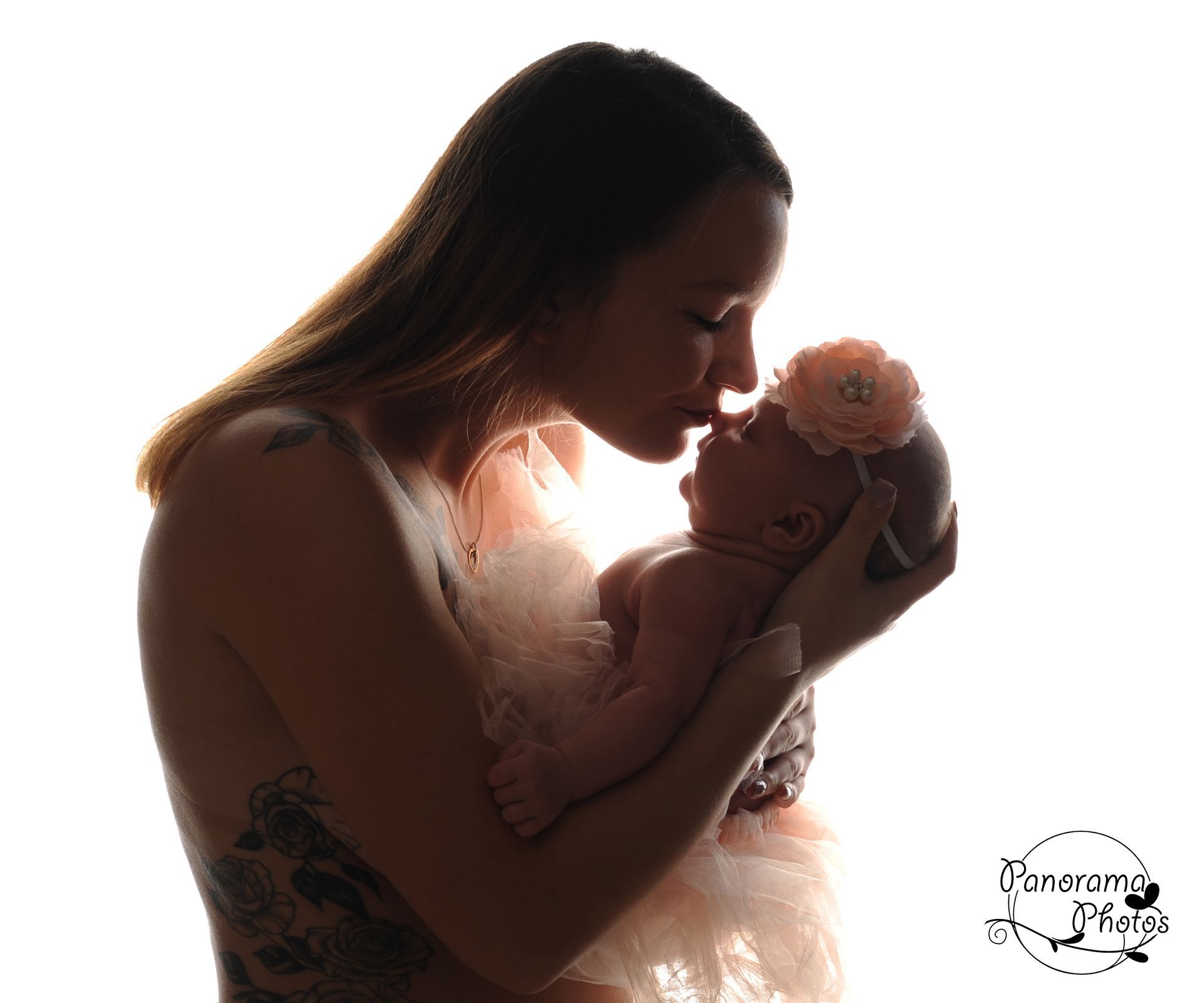 séance photo studio maman qui embrasse son bébé