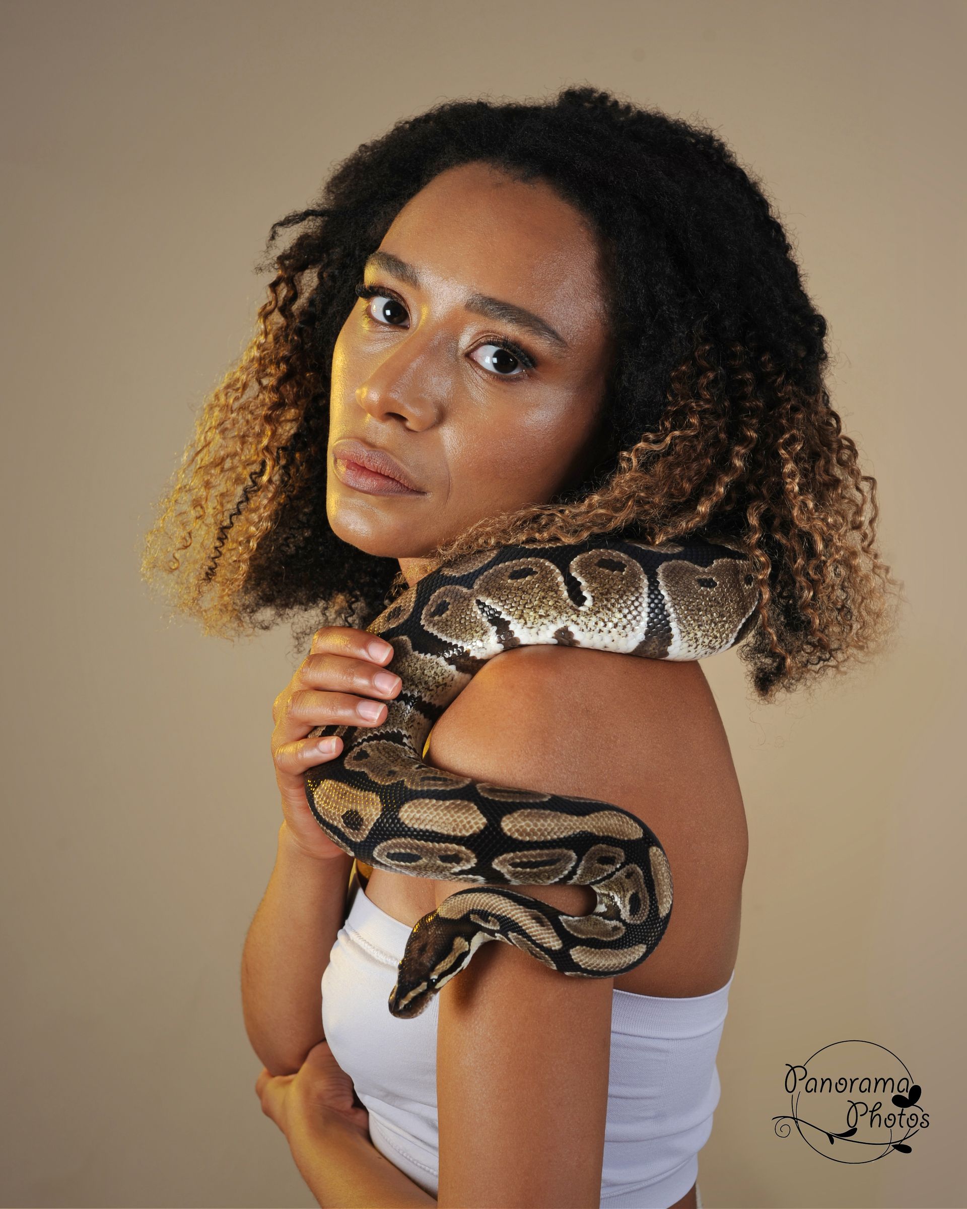 Portrait d'une femme avec serpent autour du cou