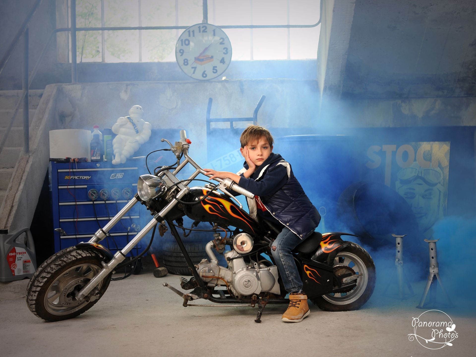 séance photo extérieure portrait dans une usine désaffectée d'un garçon sur une moto avec des fumigène