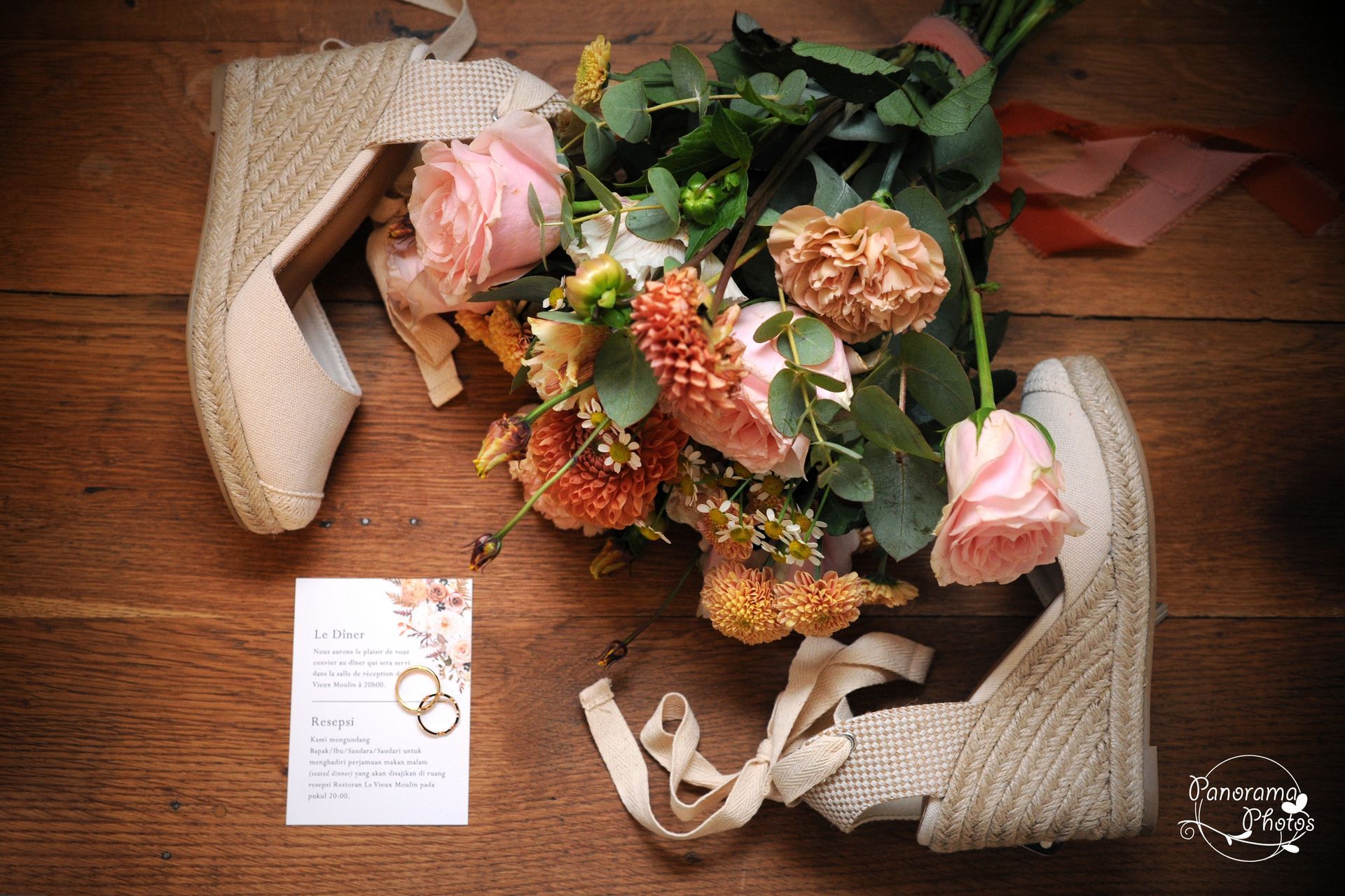 photo de détail d'un bouquet de marié avec alliance et chaussures de la mariée