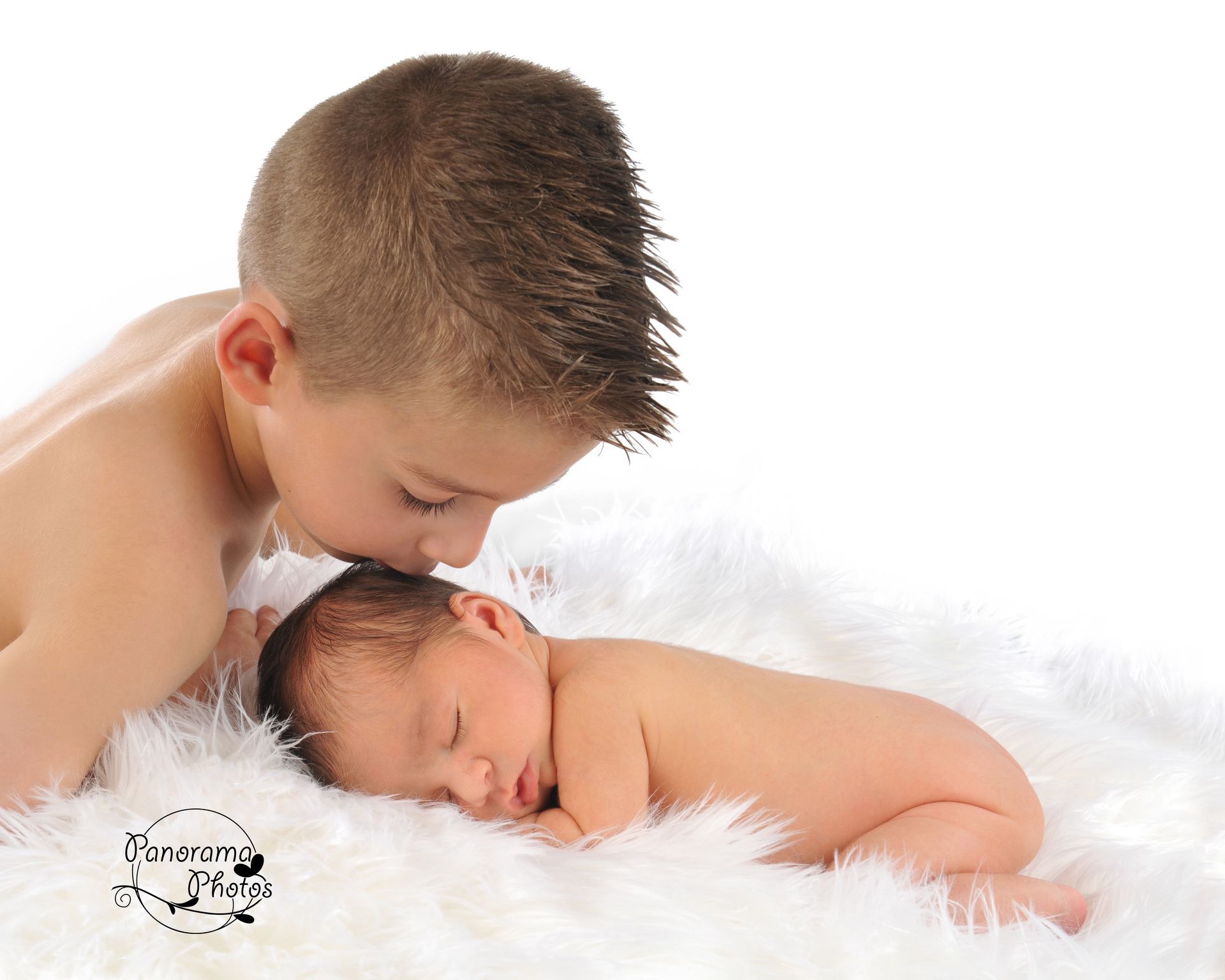 séance photo studio petit garçon embrassant un nouveau né