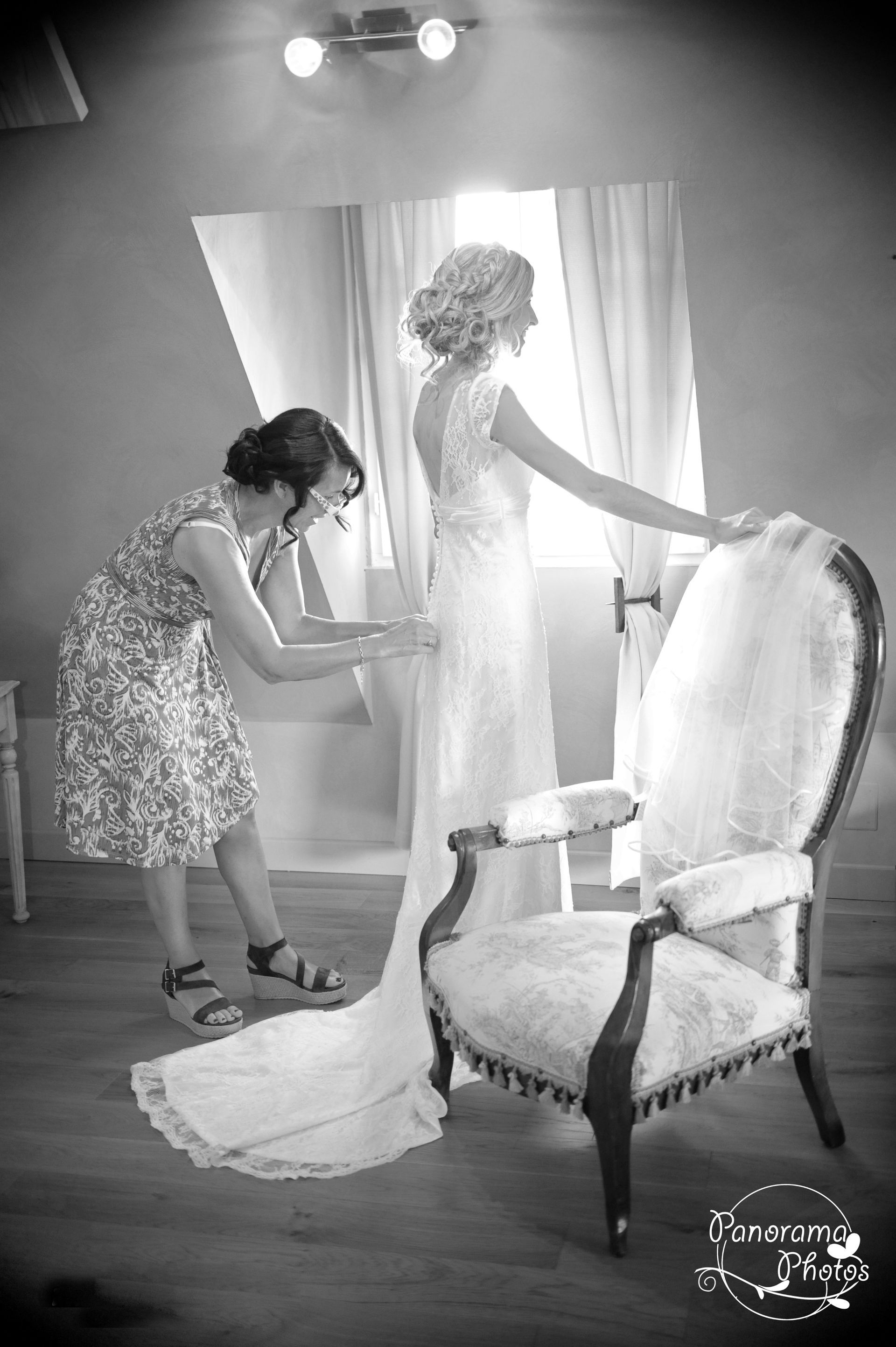 photo de mariage montrant une mariée attache sa robe