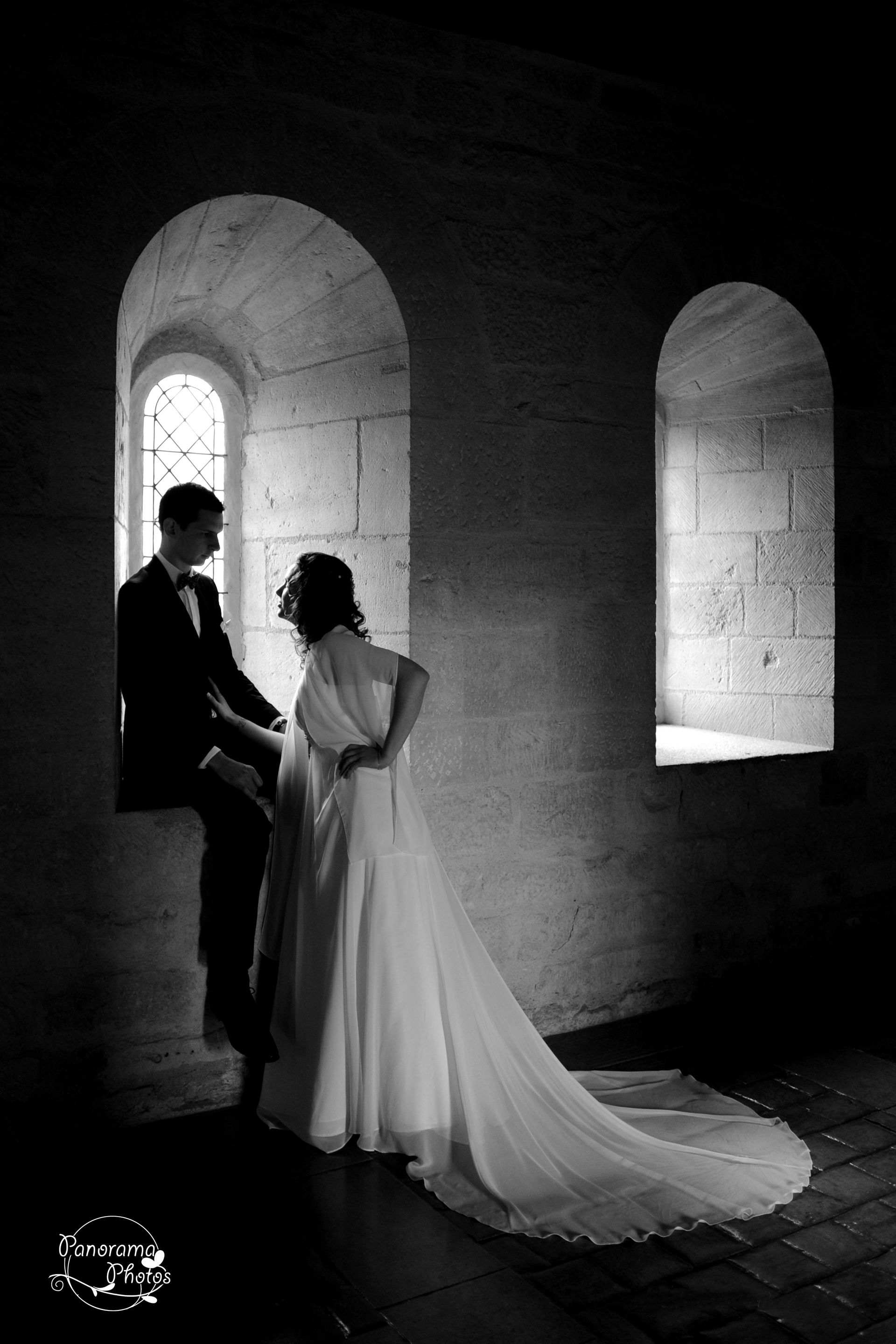 photo de mariage montrant des
mariés en contre jour d'une lucarne