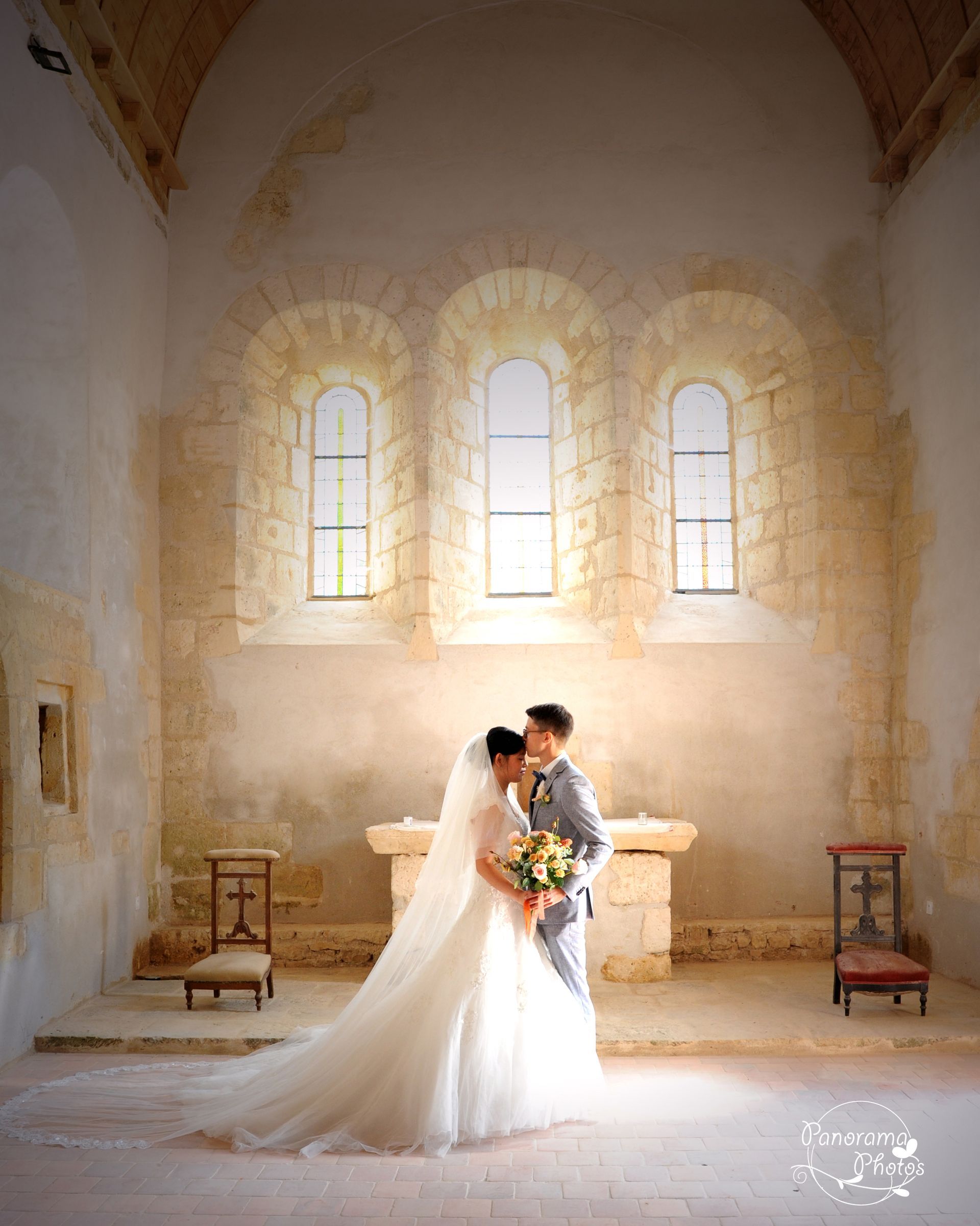 couple de marié s'embrassant dans une abbaye