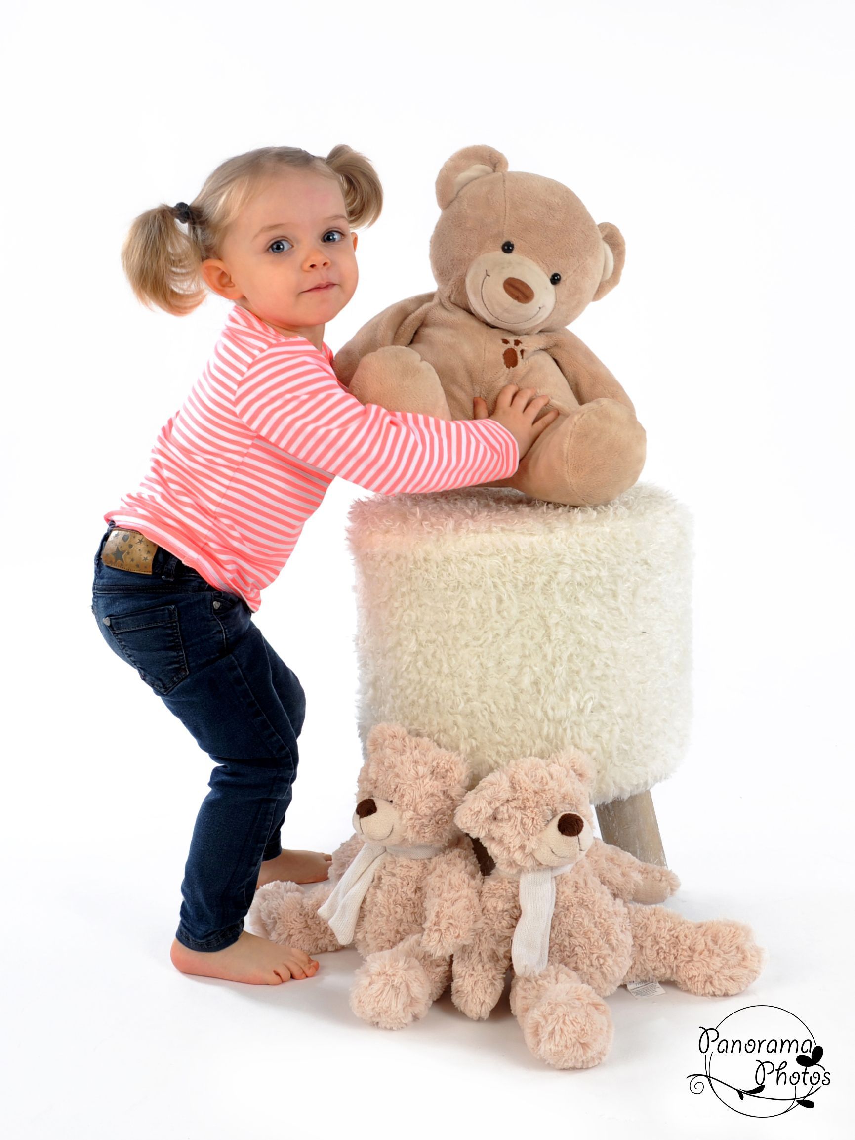 séance photo studio petite fille qui assoit une peluche