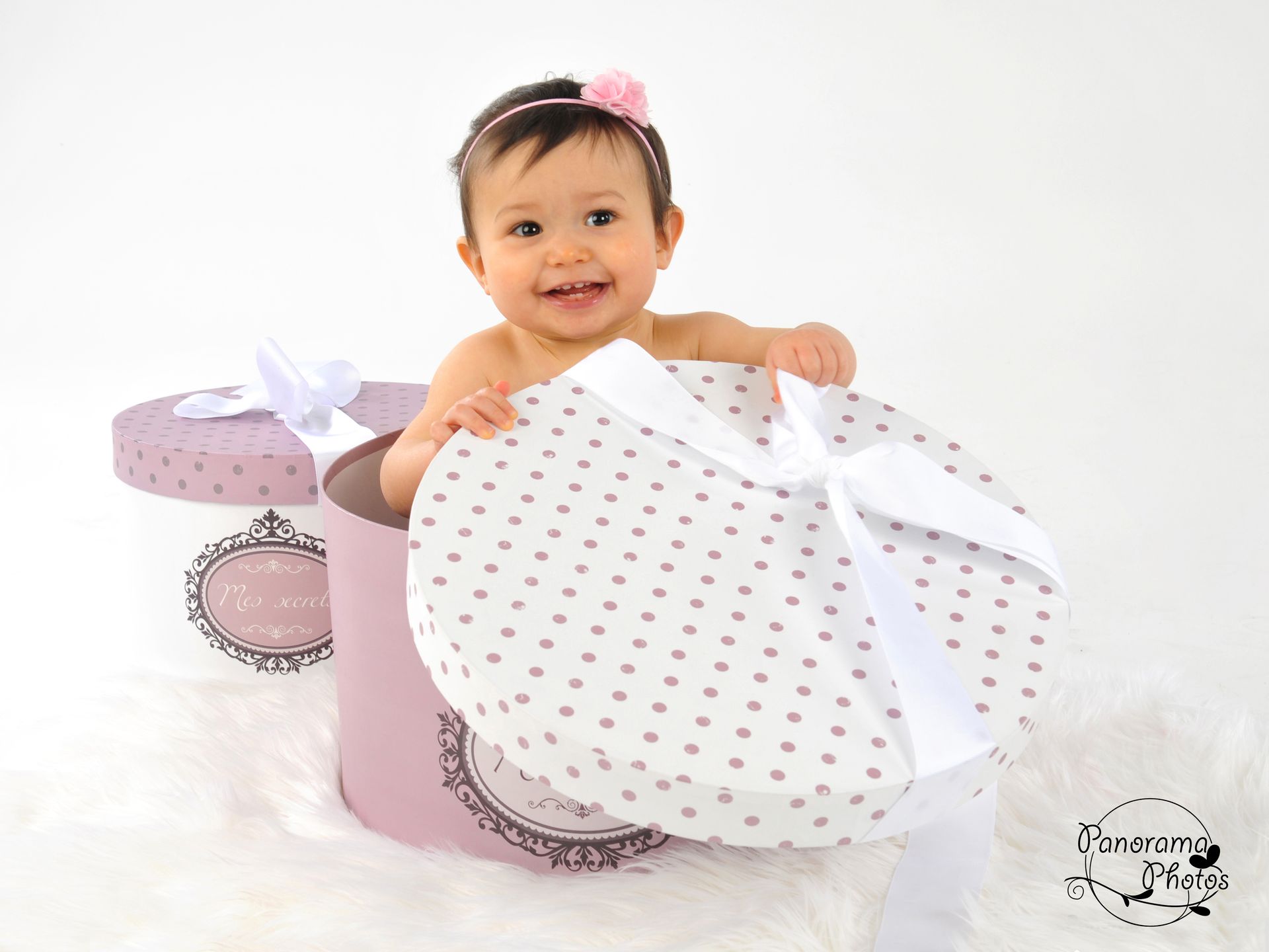 séance photo studio petite fille souriant dans une boite