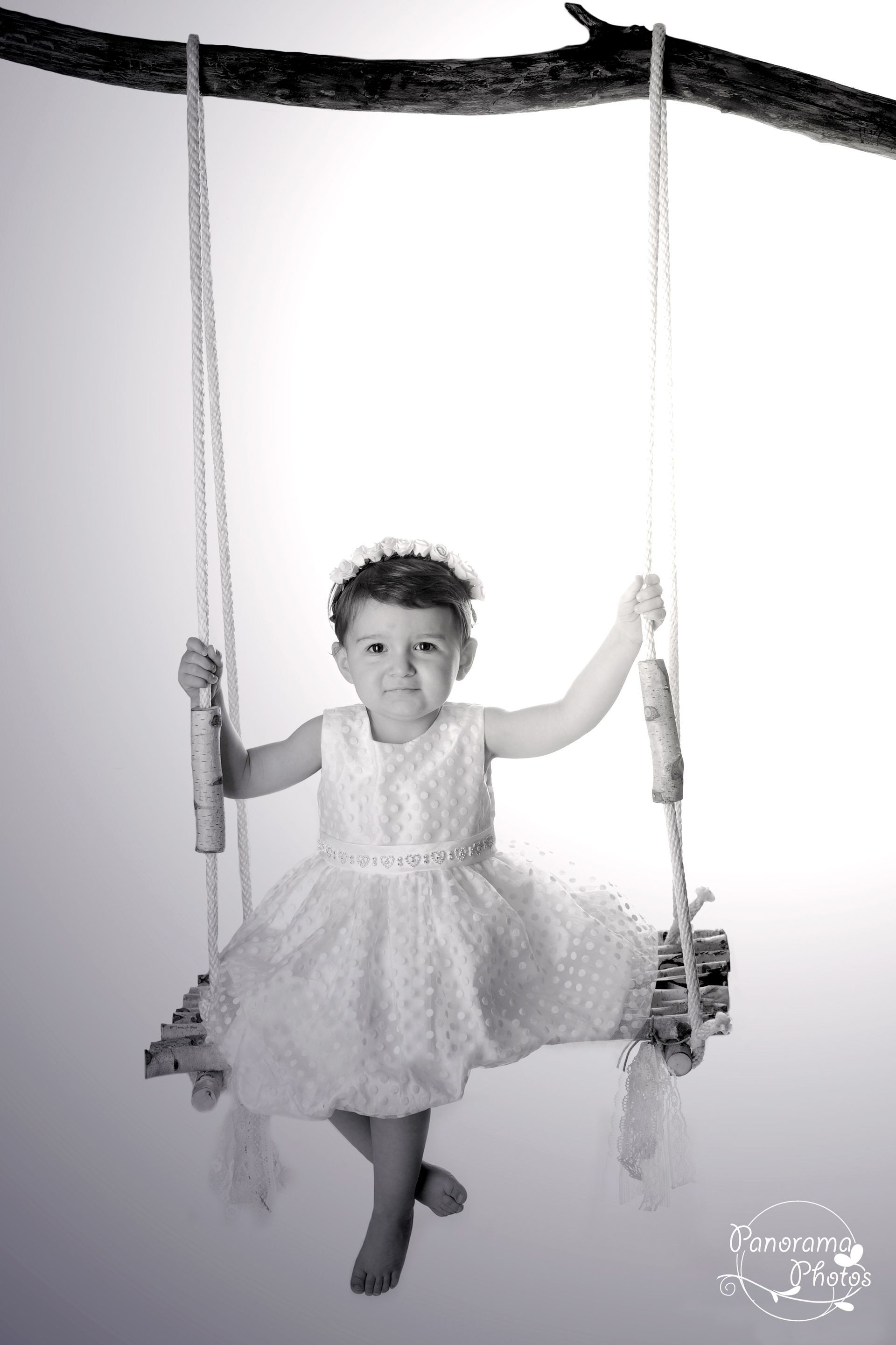 séance photo studio petite fille sur une balançoire