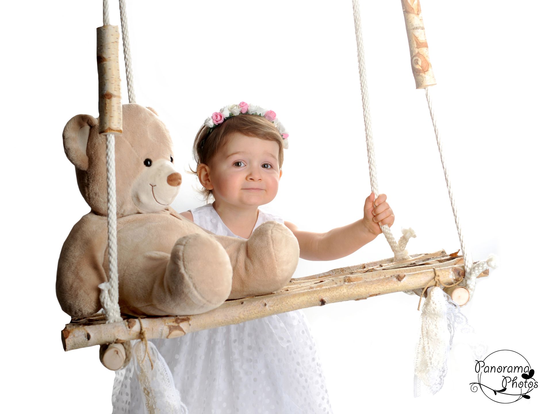 séance photo studio sur une balançoire avec peluche