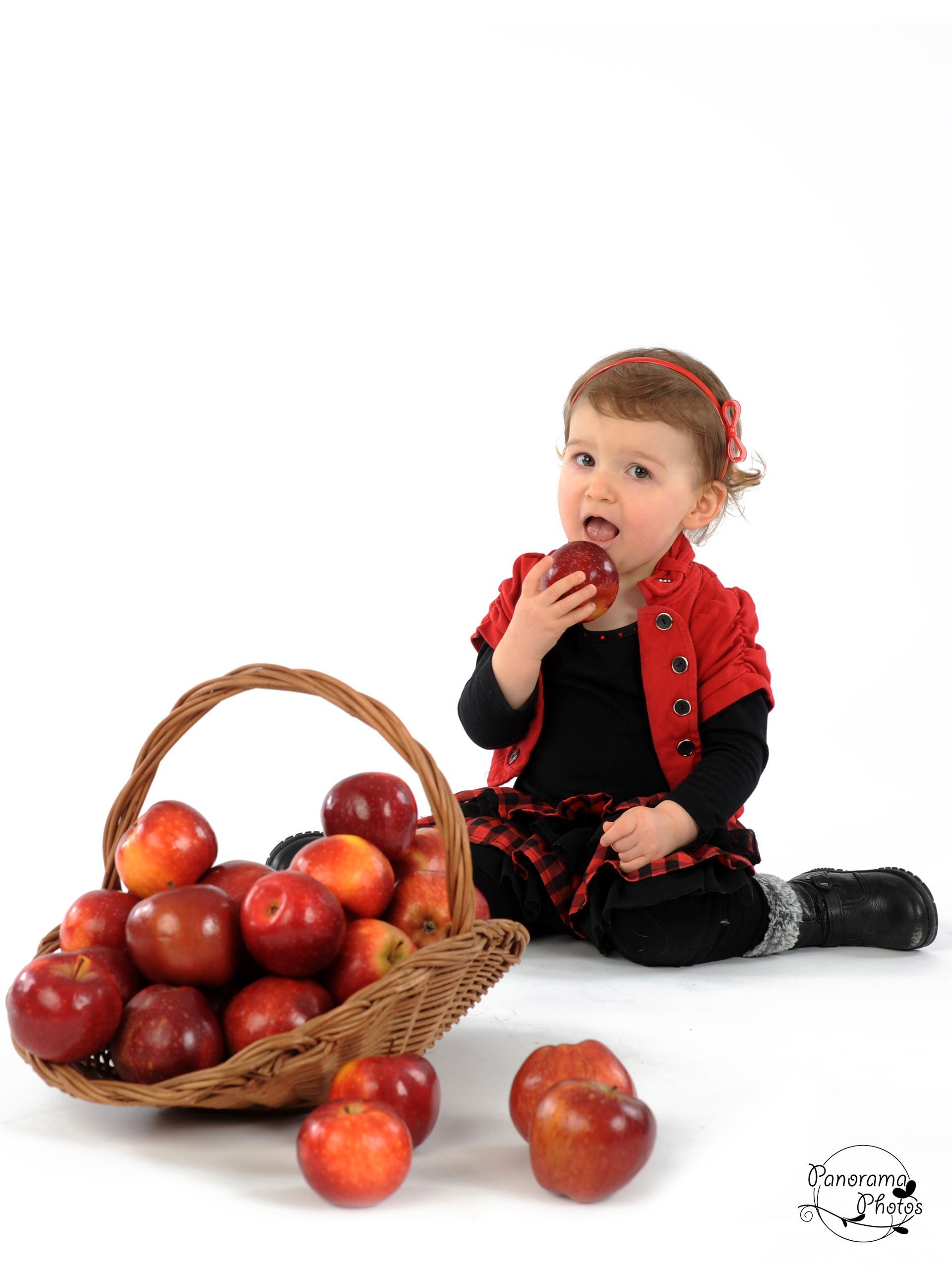 séance photo studio petite fille qui mange une pomme
