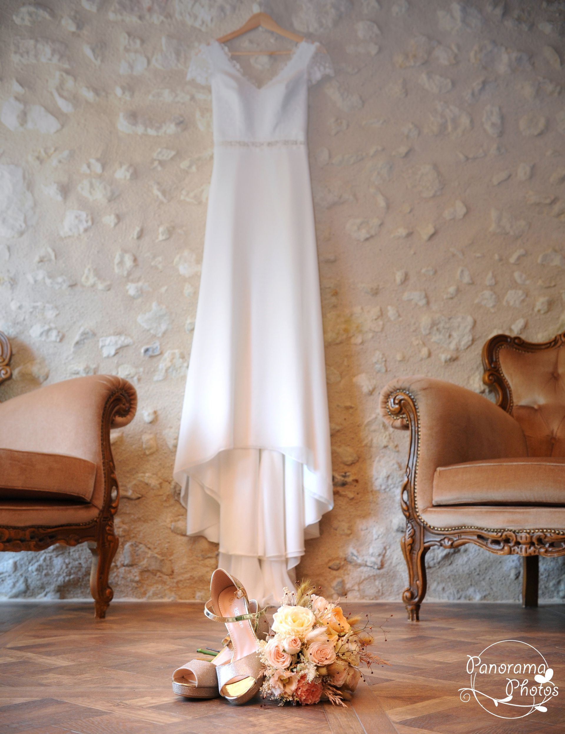 gros plan sur un bouquet de marié avec la robe en arrière plan