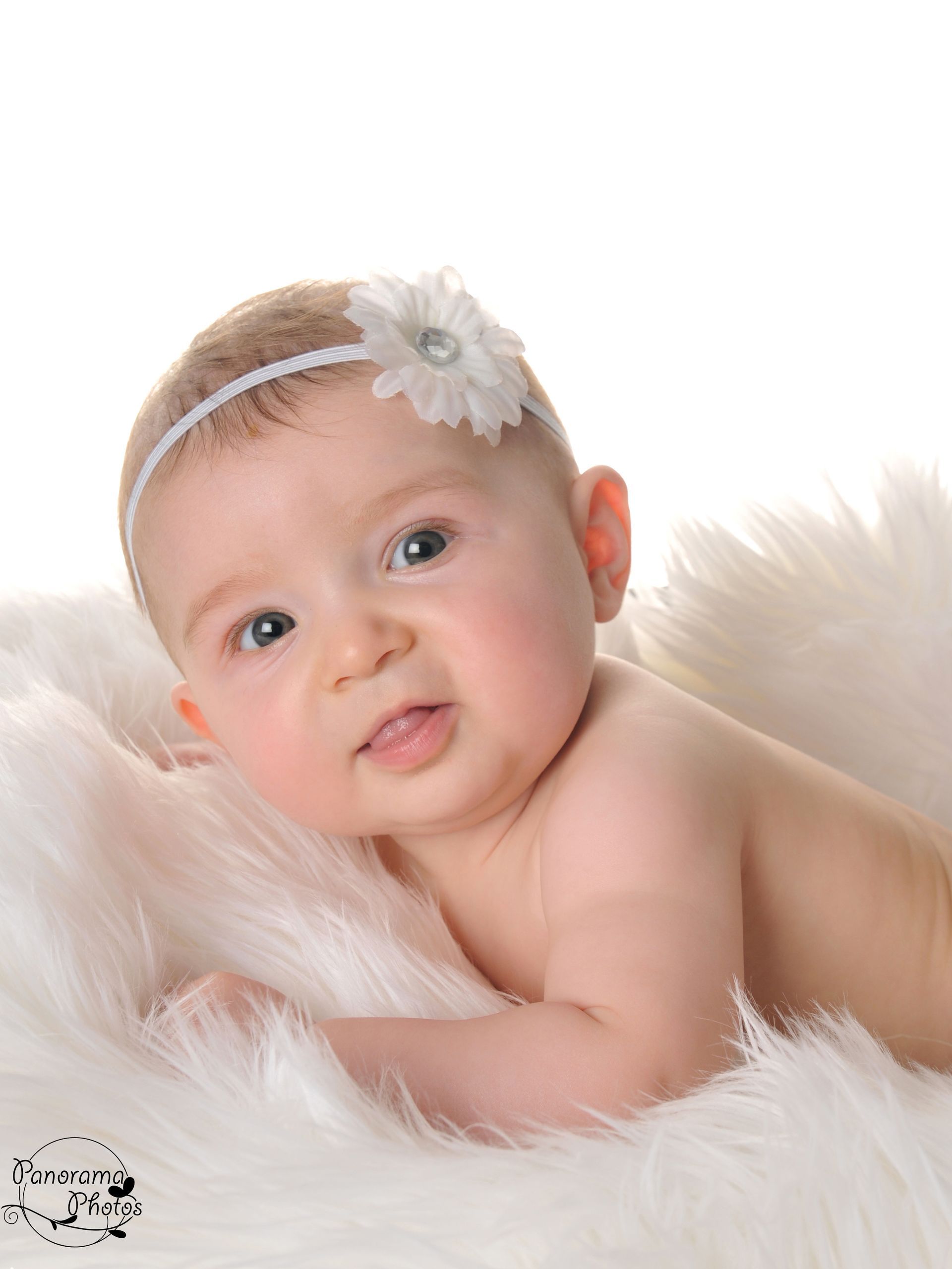 séance photo studio portrait bébé avec bandeau blanc dans les cheveux
