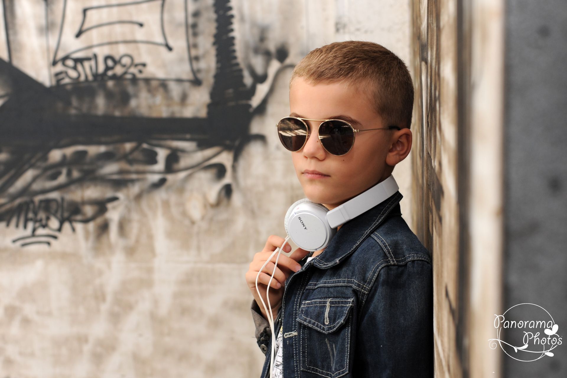 séance photo extérieure portrait garçon avec lunette de soleil et casque de musique