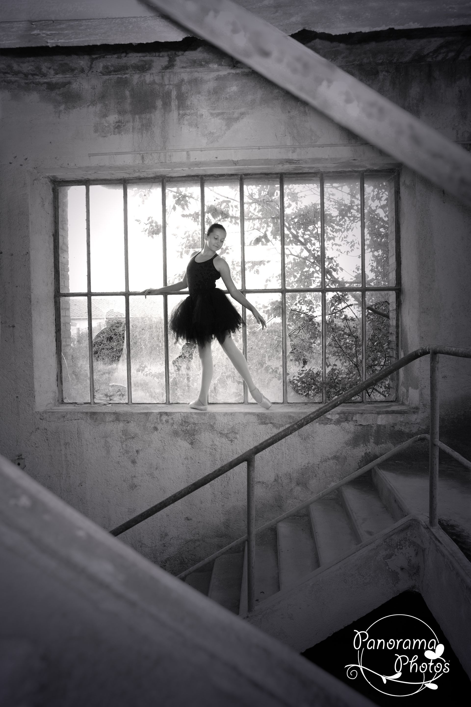 séance photo extérieure portrait petite fille danseuse dans une usine désaffectée en contre jour