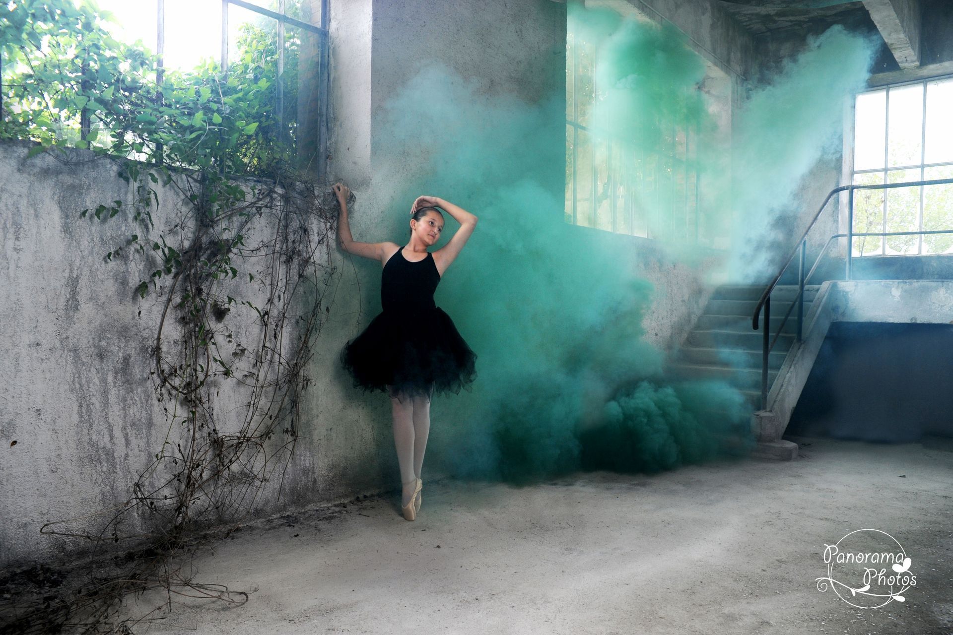 séance photo extérieure portrait petite fille danseuse dans une usine désaffectée avec fumigène