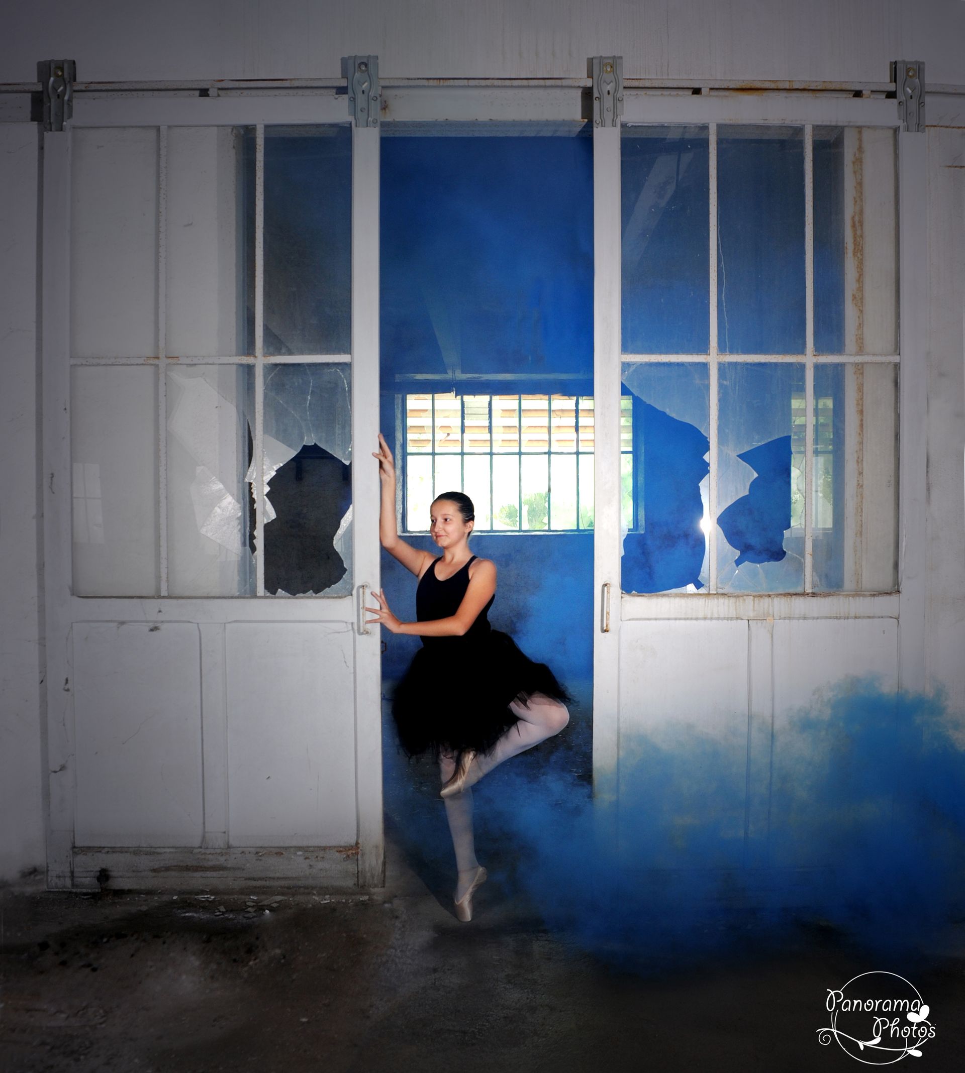 séance photo extérieure portrait petite fille danseuse dans une usine désaffectée avec fumigène