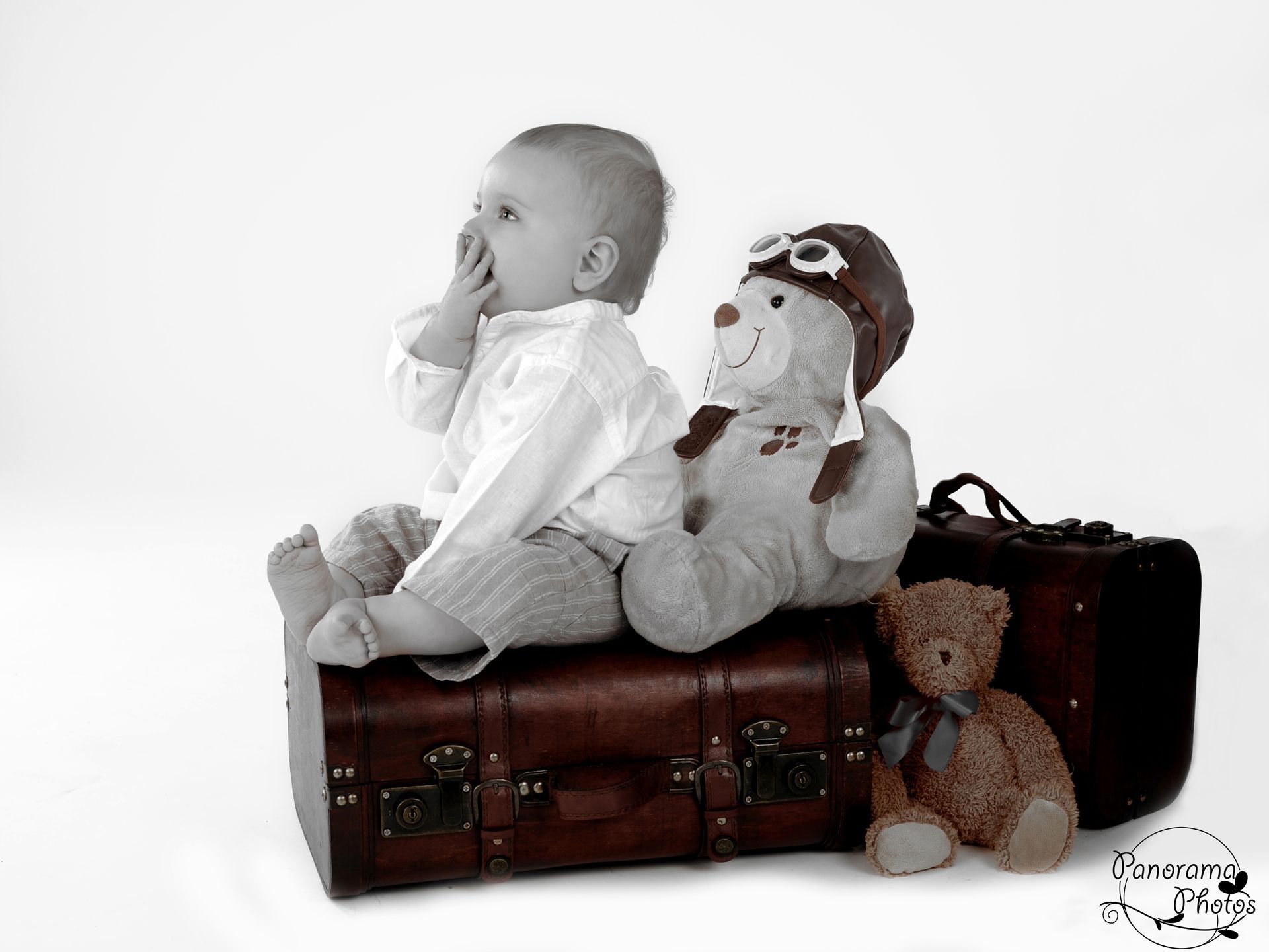 séance photo studio petit garçon assis sur une valise