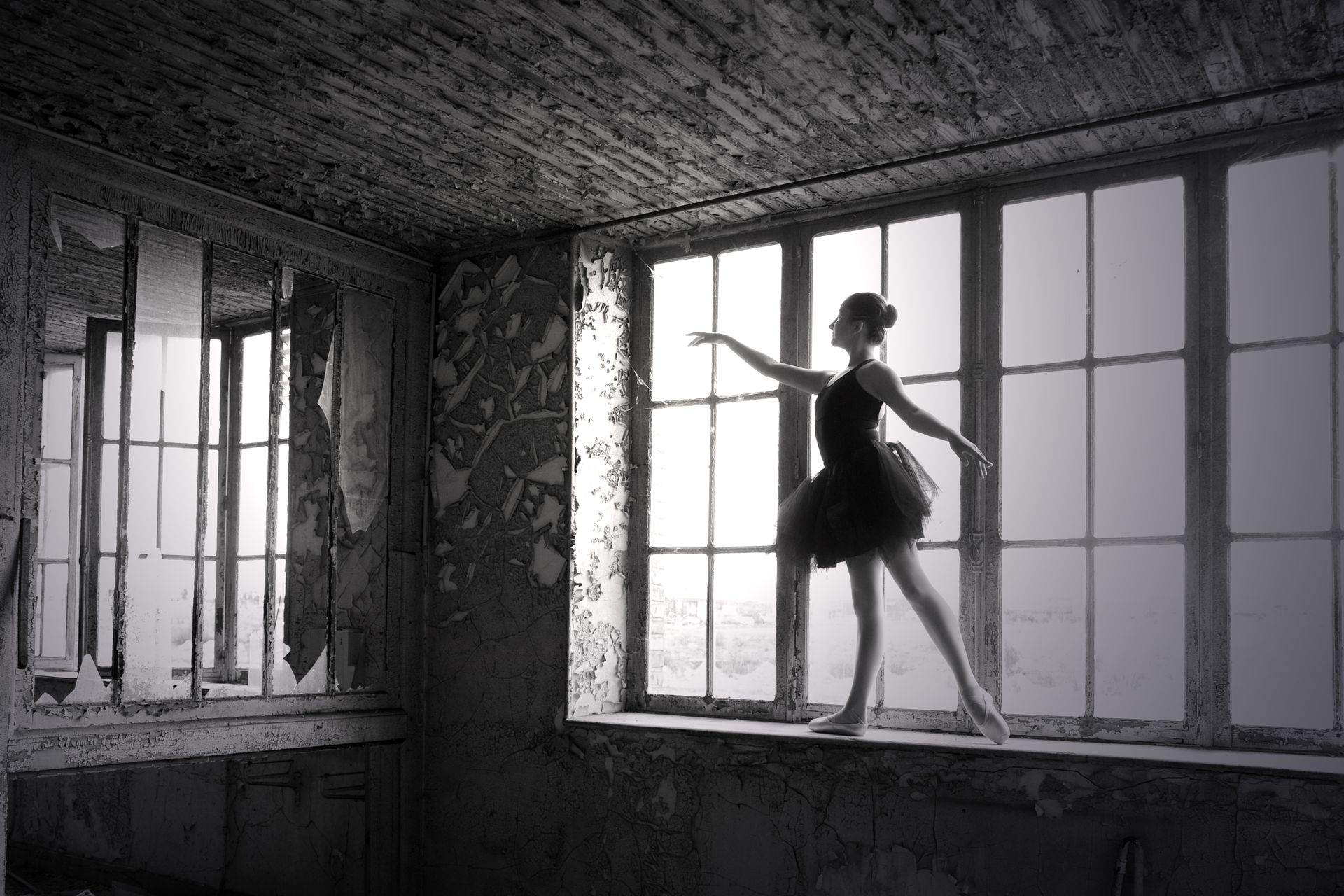 séance photo extérieure portrait petite fille danseuse dans une usine désaffectée en contre jour