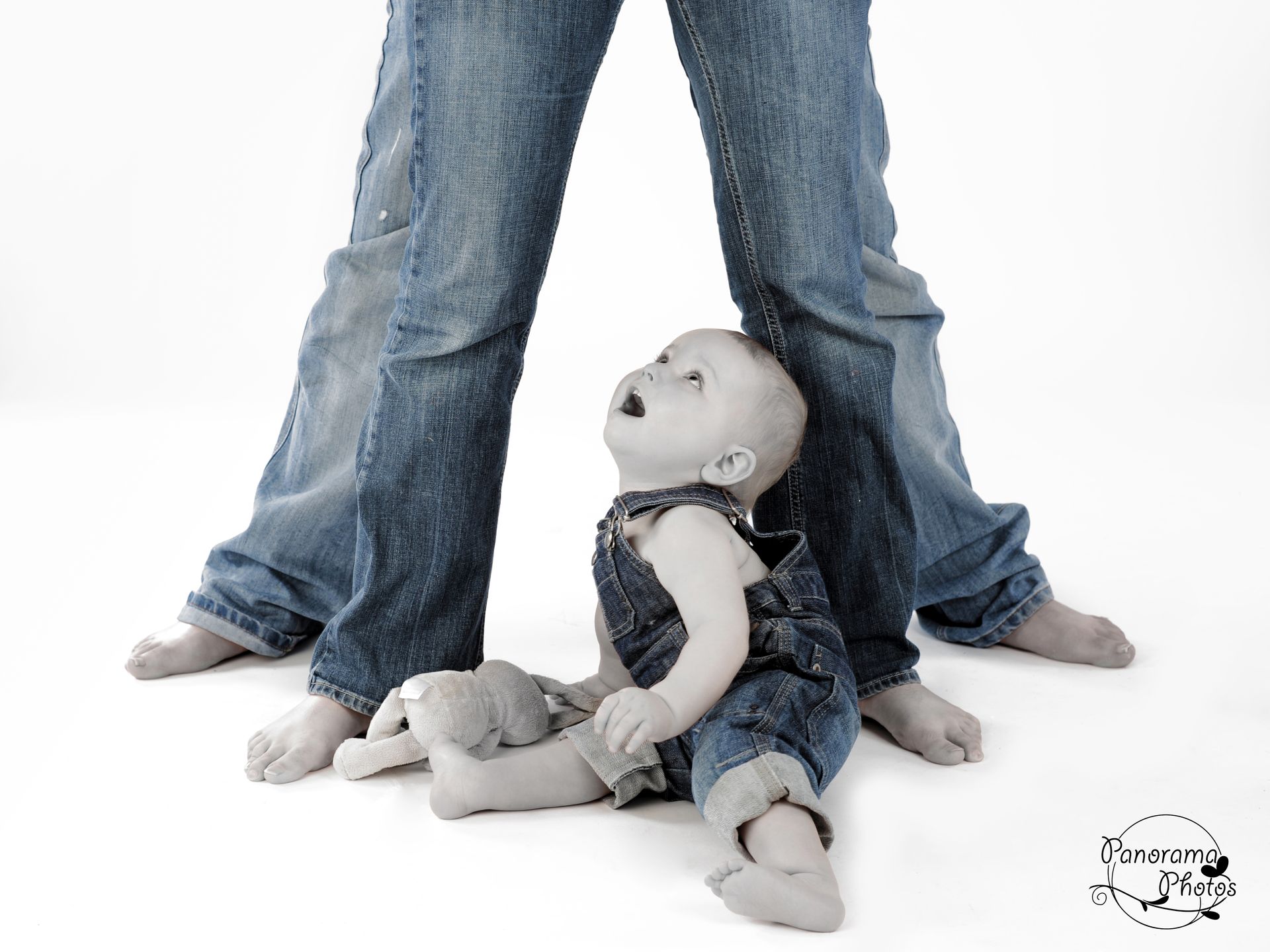 séance photo studio petit garçon en salopette assis au pied de ses parents