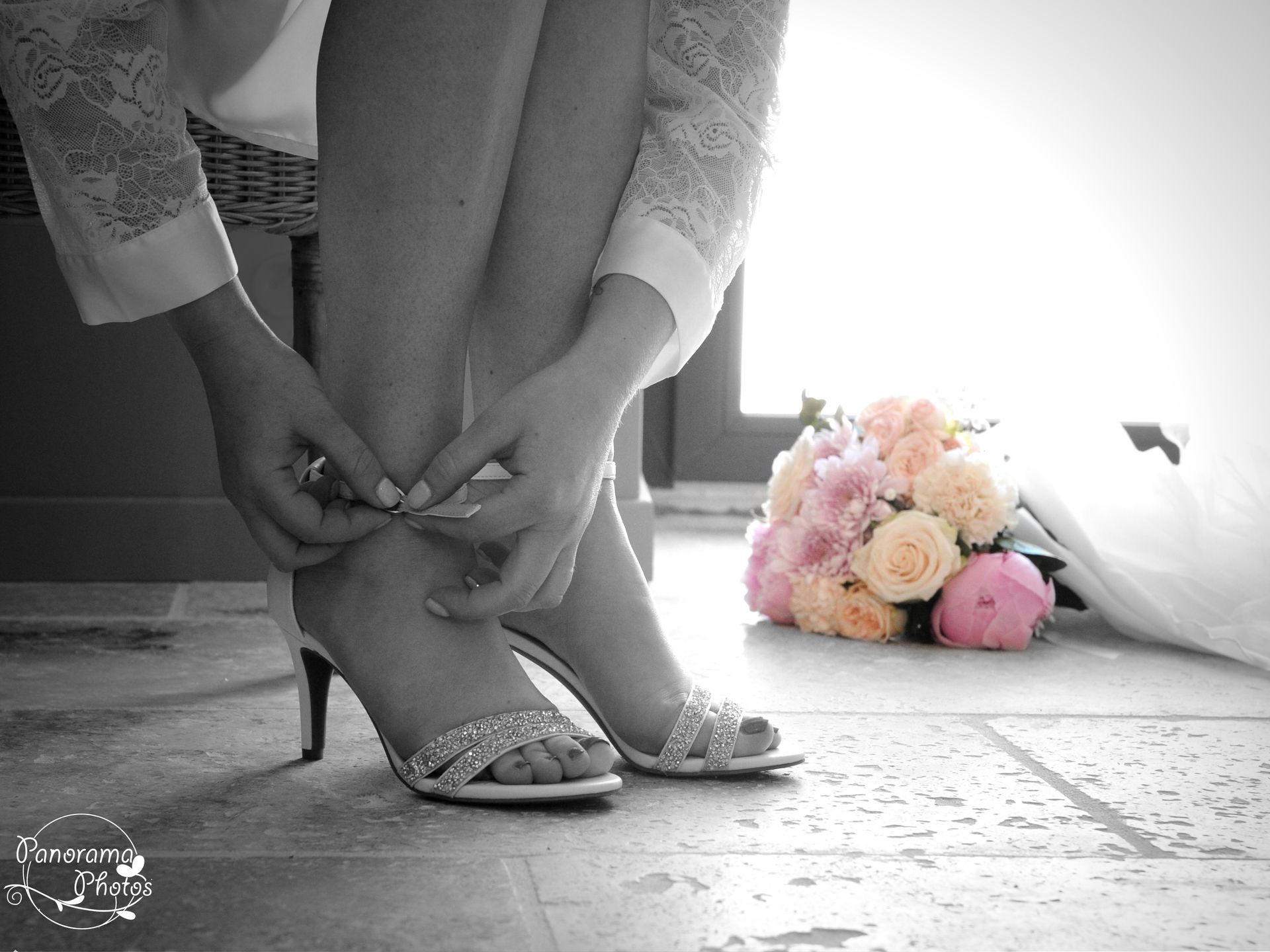 photo de mariage montrant une mariée attachant ses chaussures