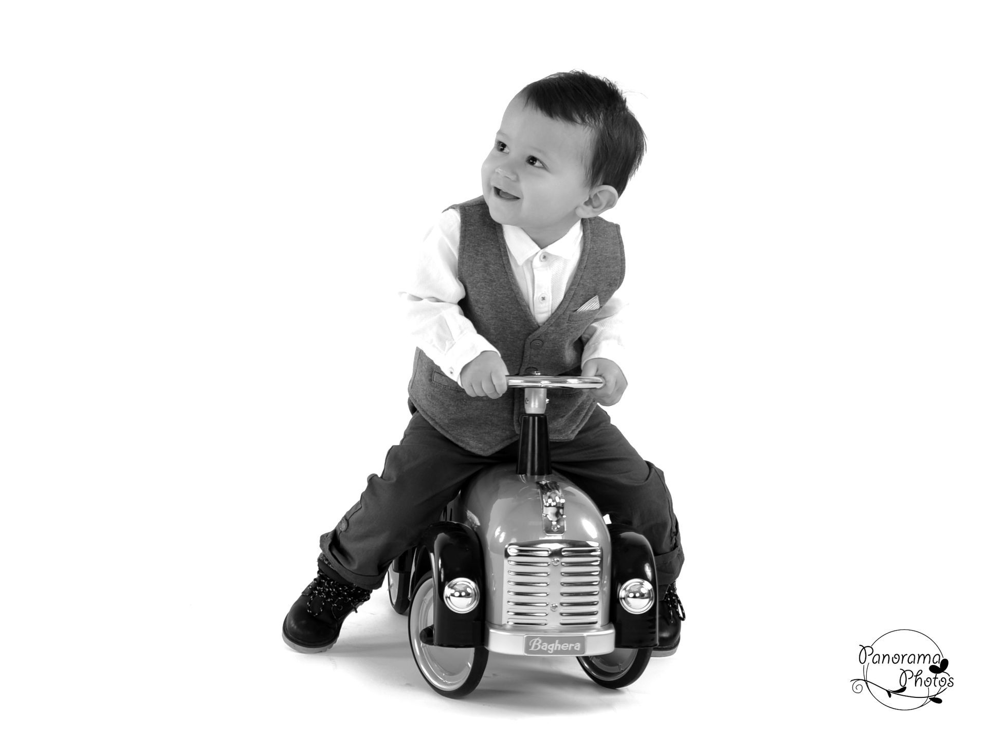 séance photo studio portrait garçon sur une voiture en bois