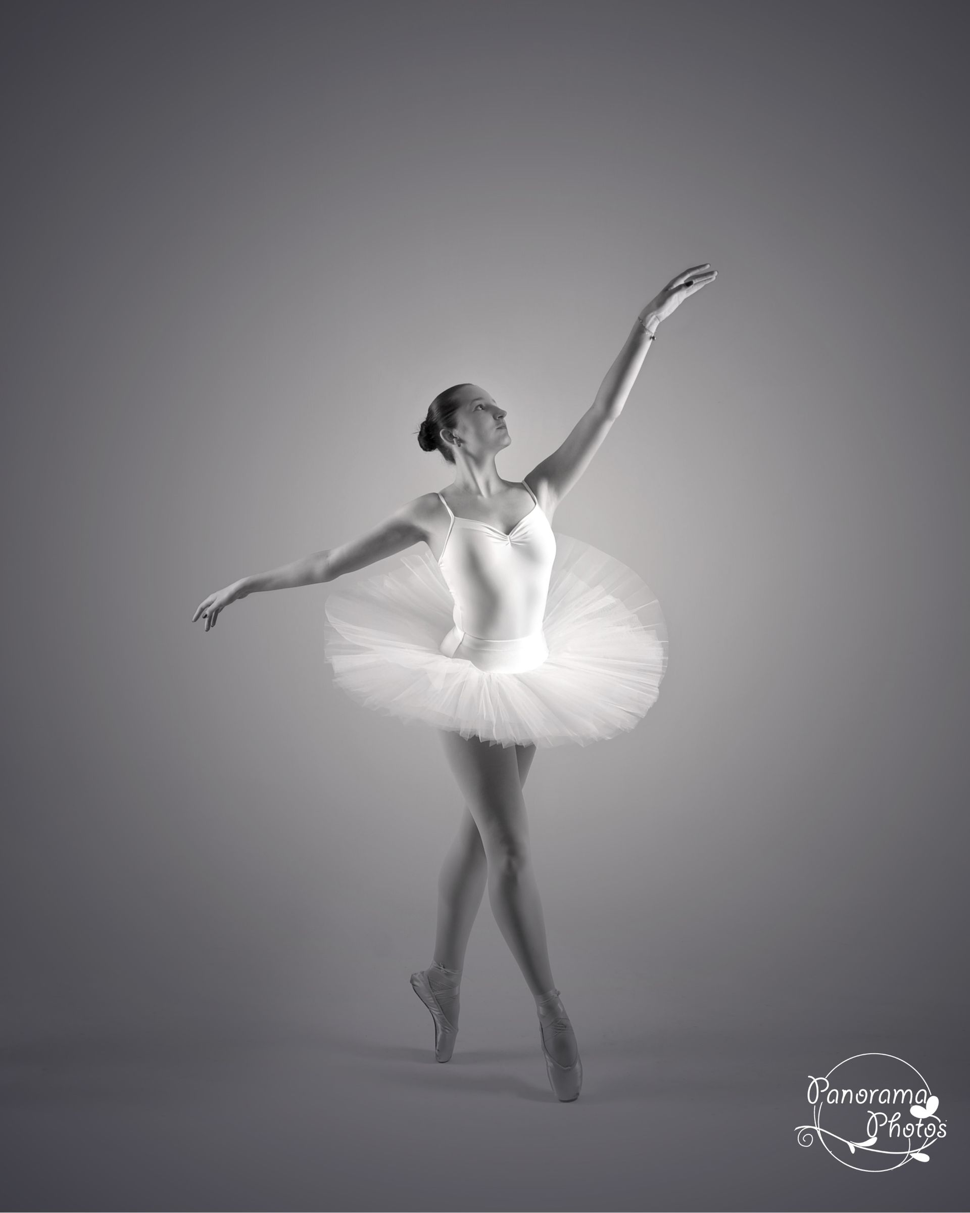 danseuse en tutu blanc faisant des pointes