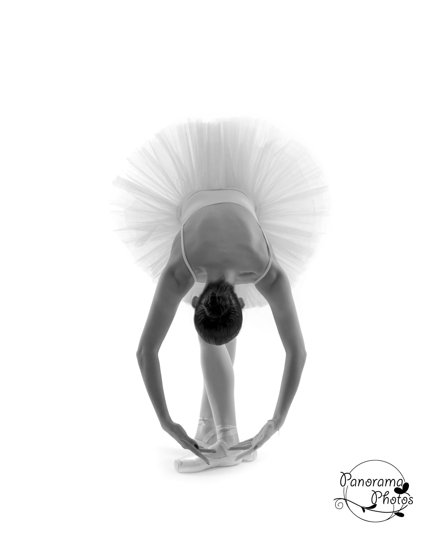 danseuse en tutu blanc faisant une arabesque
