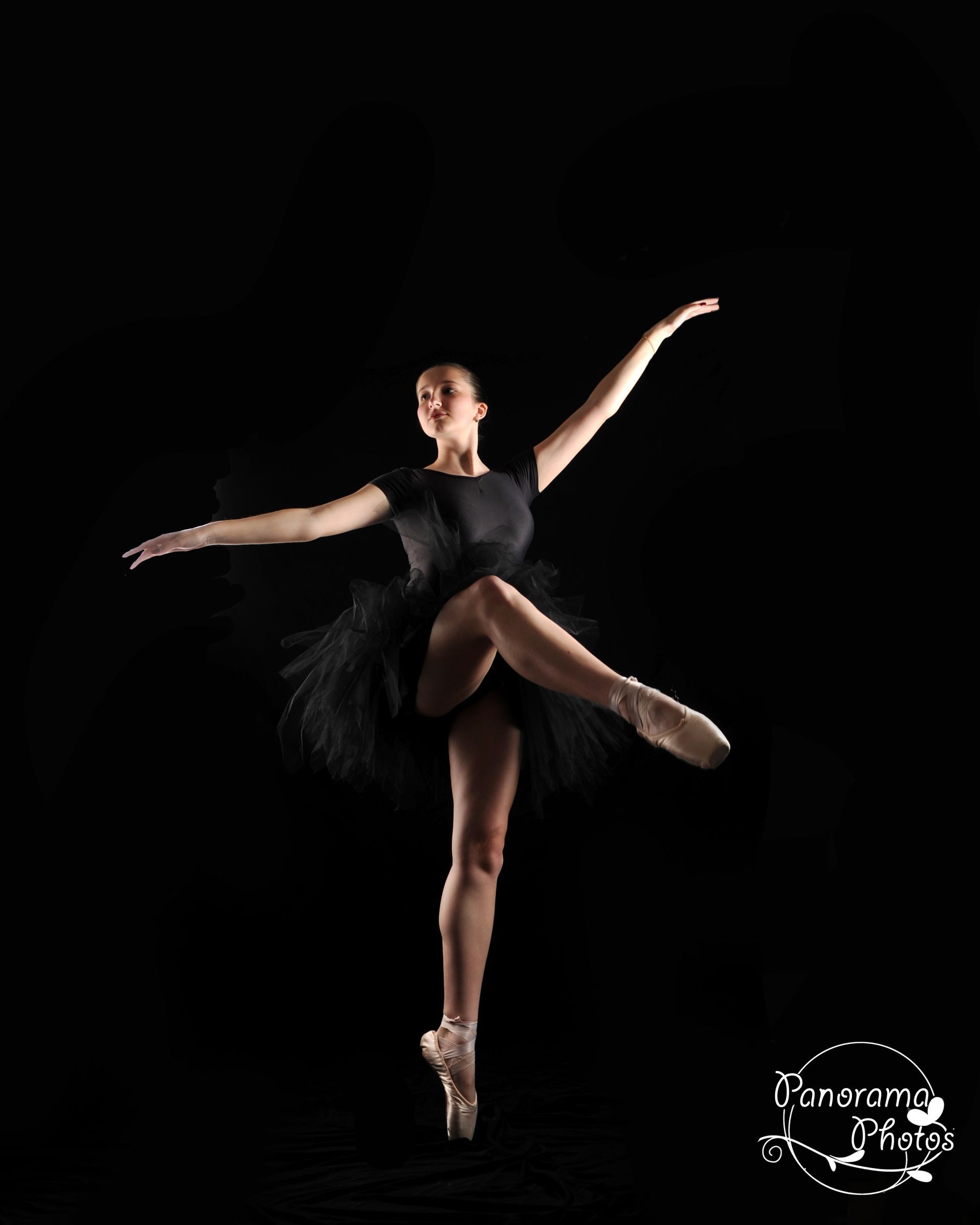 danseuse en tutu noir sur fond noir