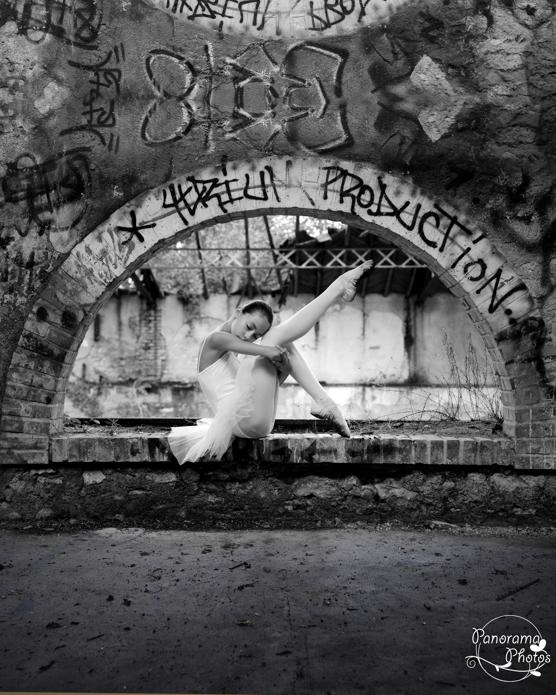 danseuse qui pose dans un bâtiment abandonné