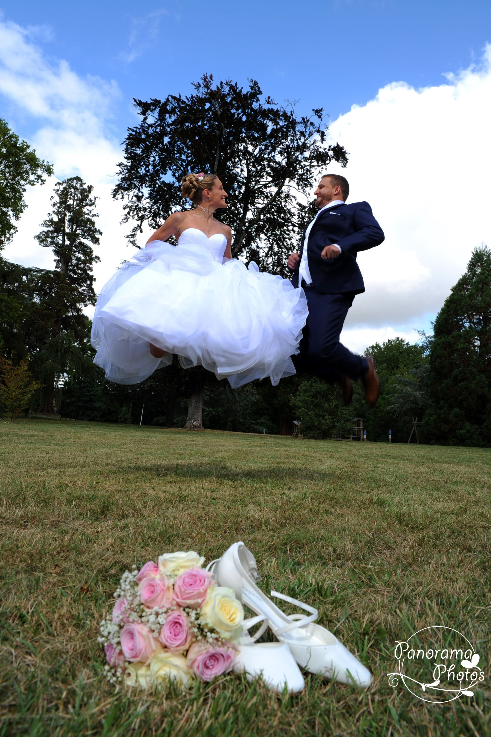 photo de mariage montrant des mariés qui sautent devant le bouquet