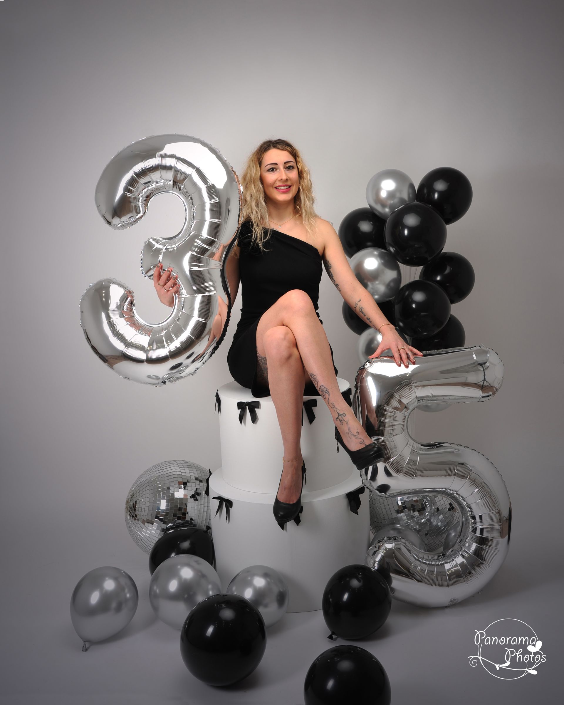 Portrait d'une femme assise avec ballon trente cinq ans