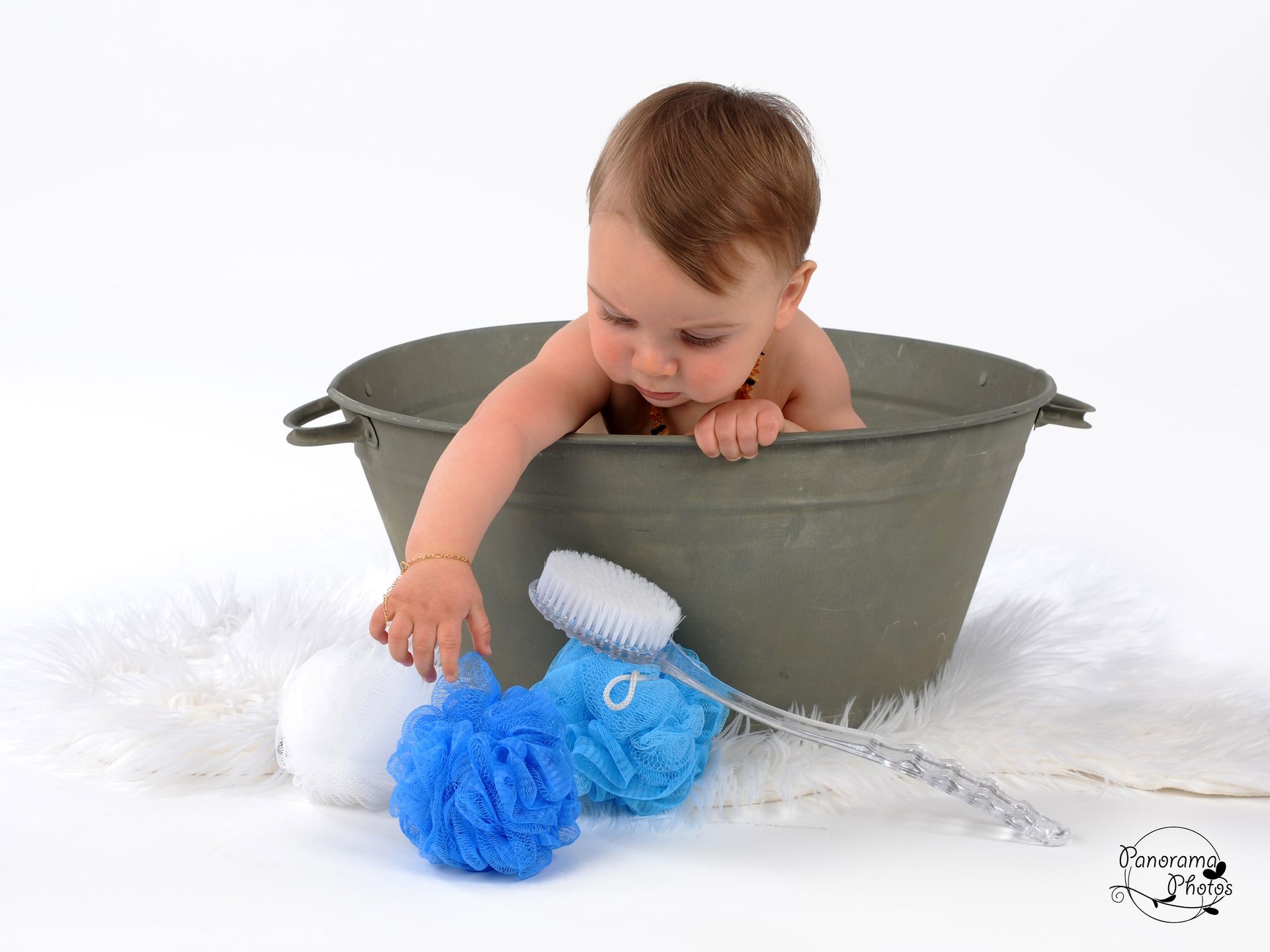 séance photo studio petit garçon dans une bassine