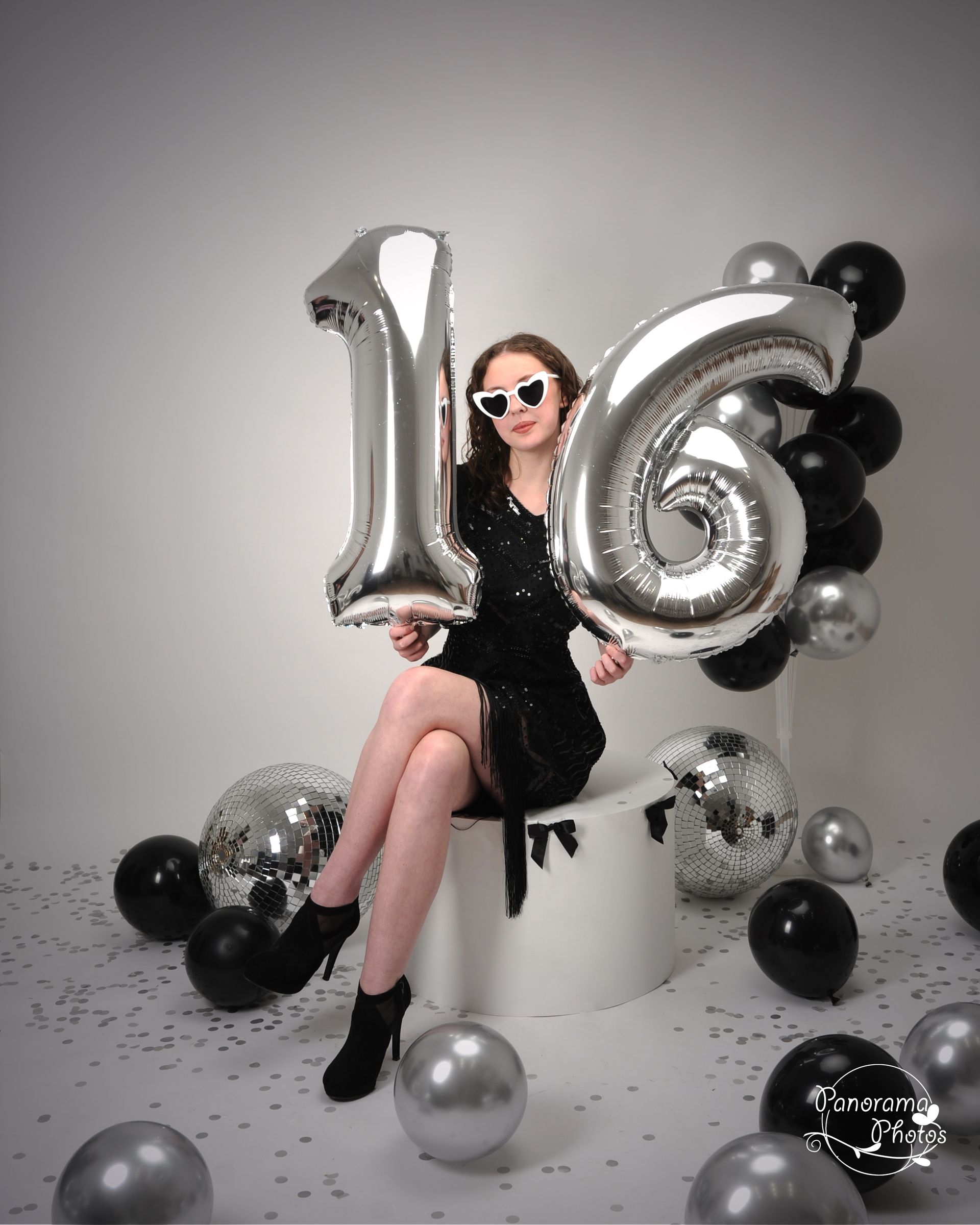 Portrait studio d'une jeune fille avec ballon seize ans