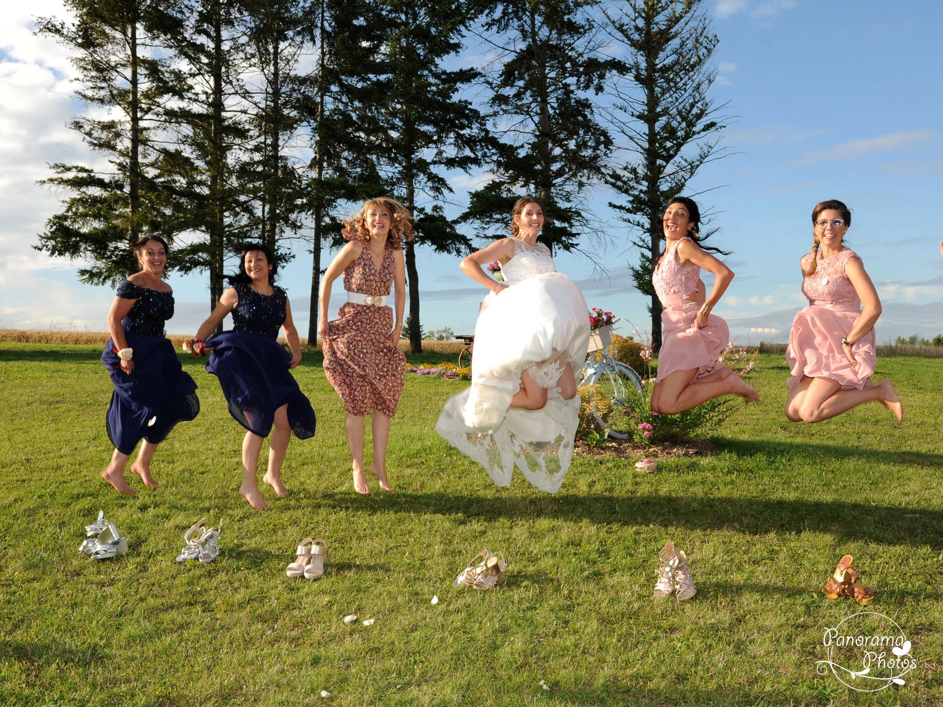 photo de mariage montrant une mariée et ses demoiselles d honneur qui sautent