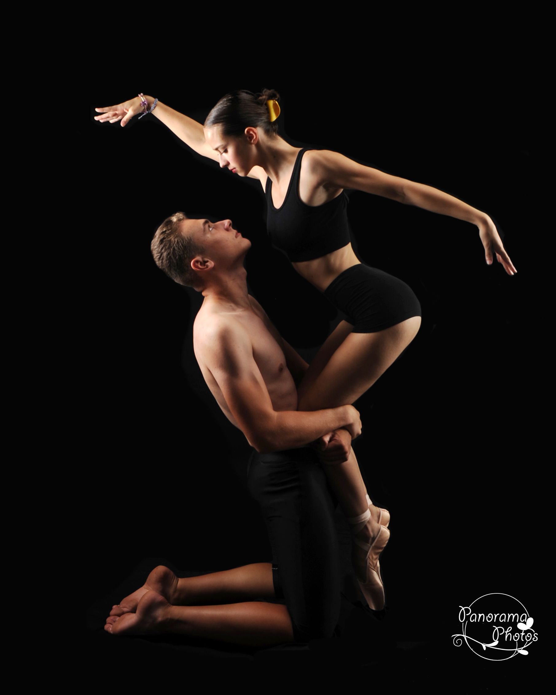 Couple de danseur effectuant un porté en se regardant