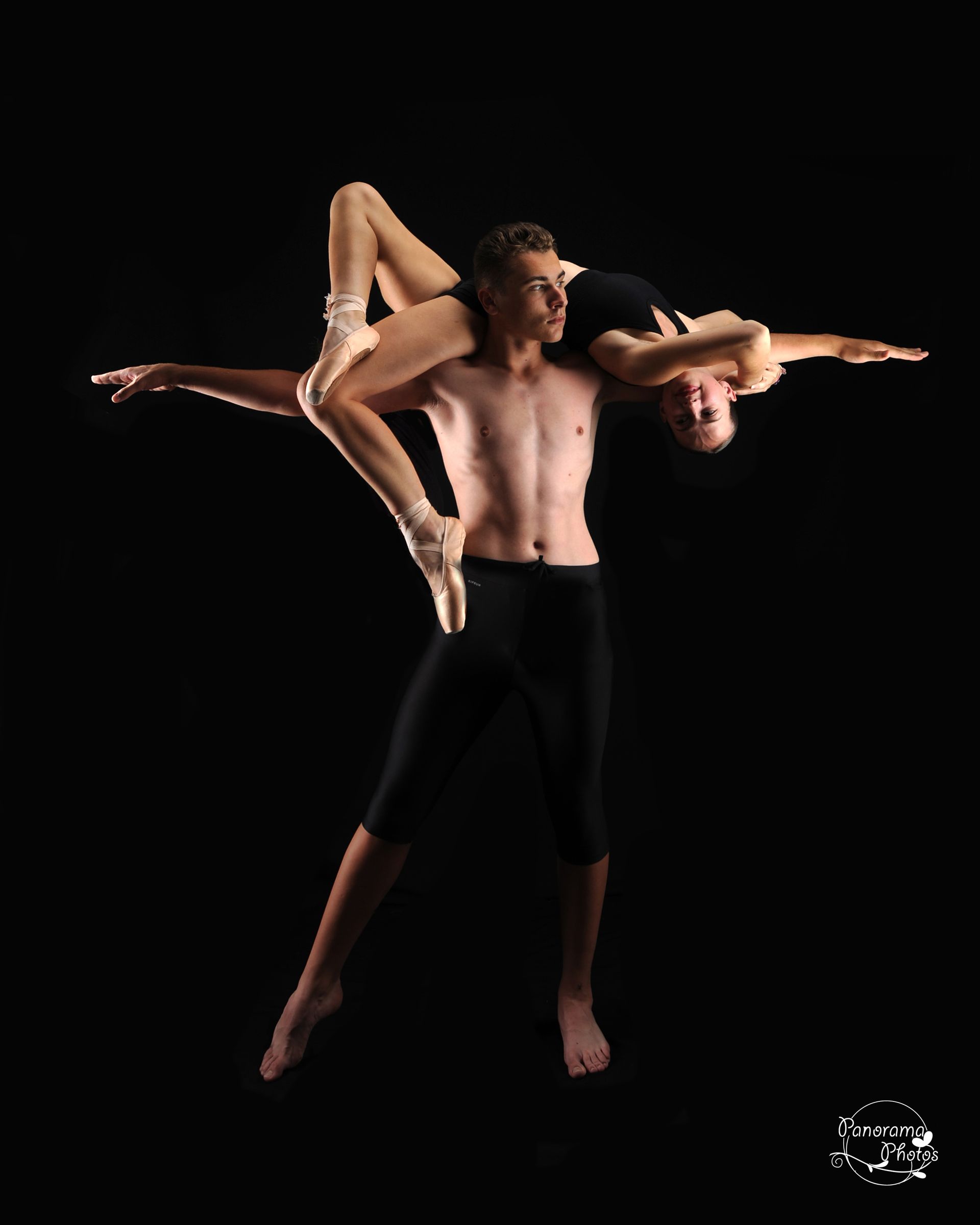 Couple de danseur effectuant un porté sur fond noir