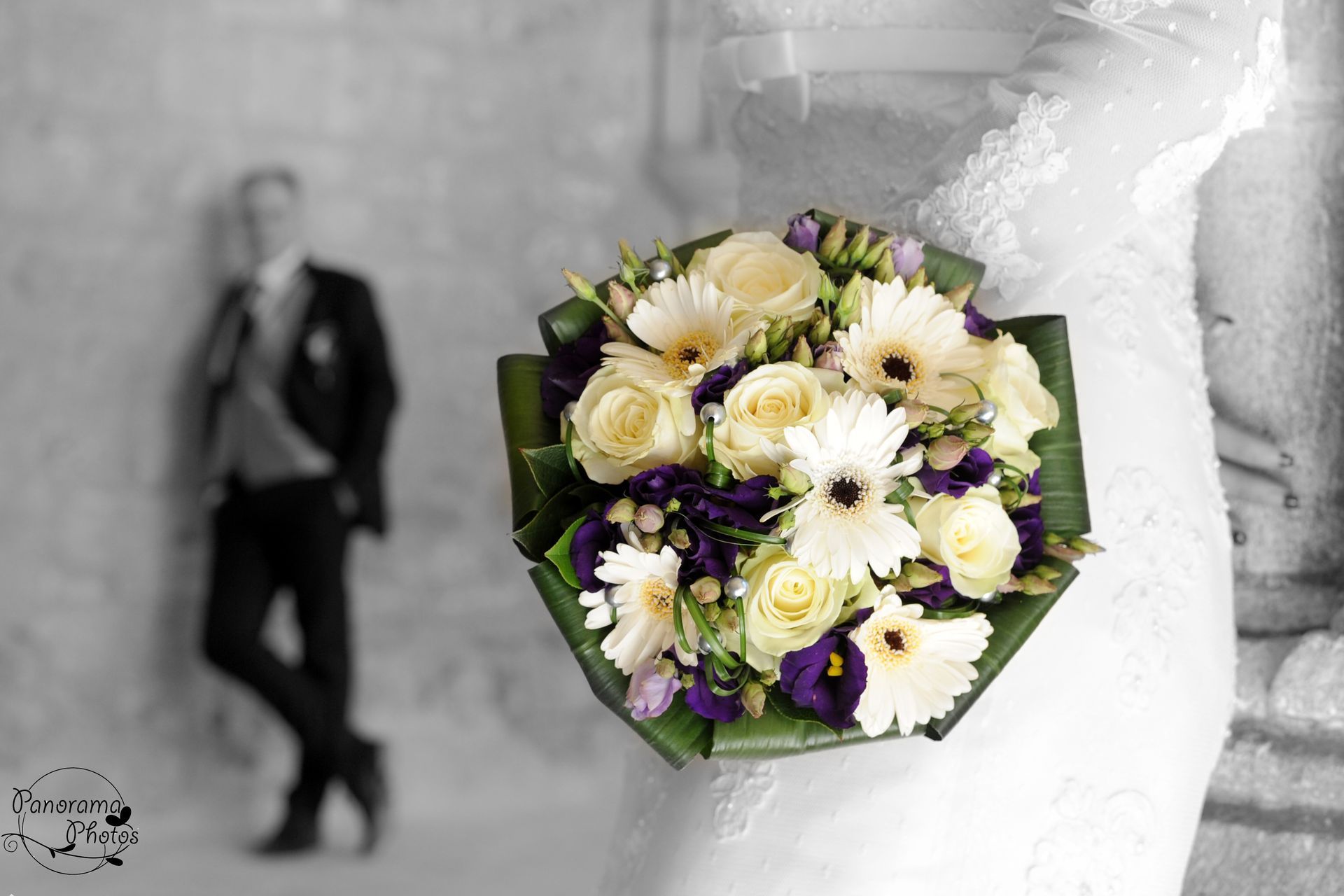 photo de mariage montrant un gros plan bouquet de mariée avec mari en arrière plan