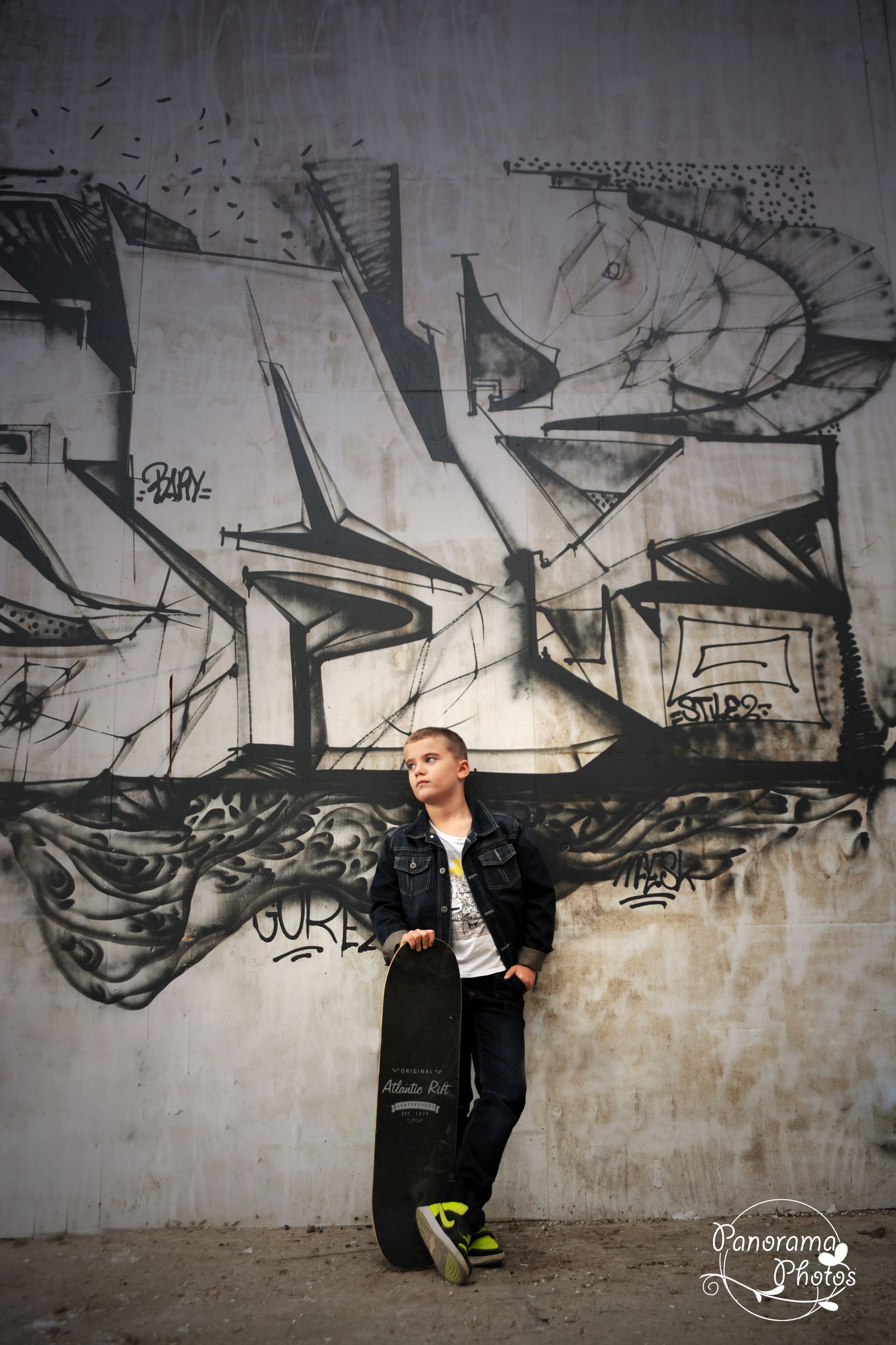 Garçon appuyé sur un mur avec graffiti