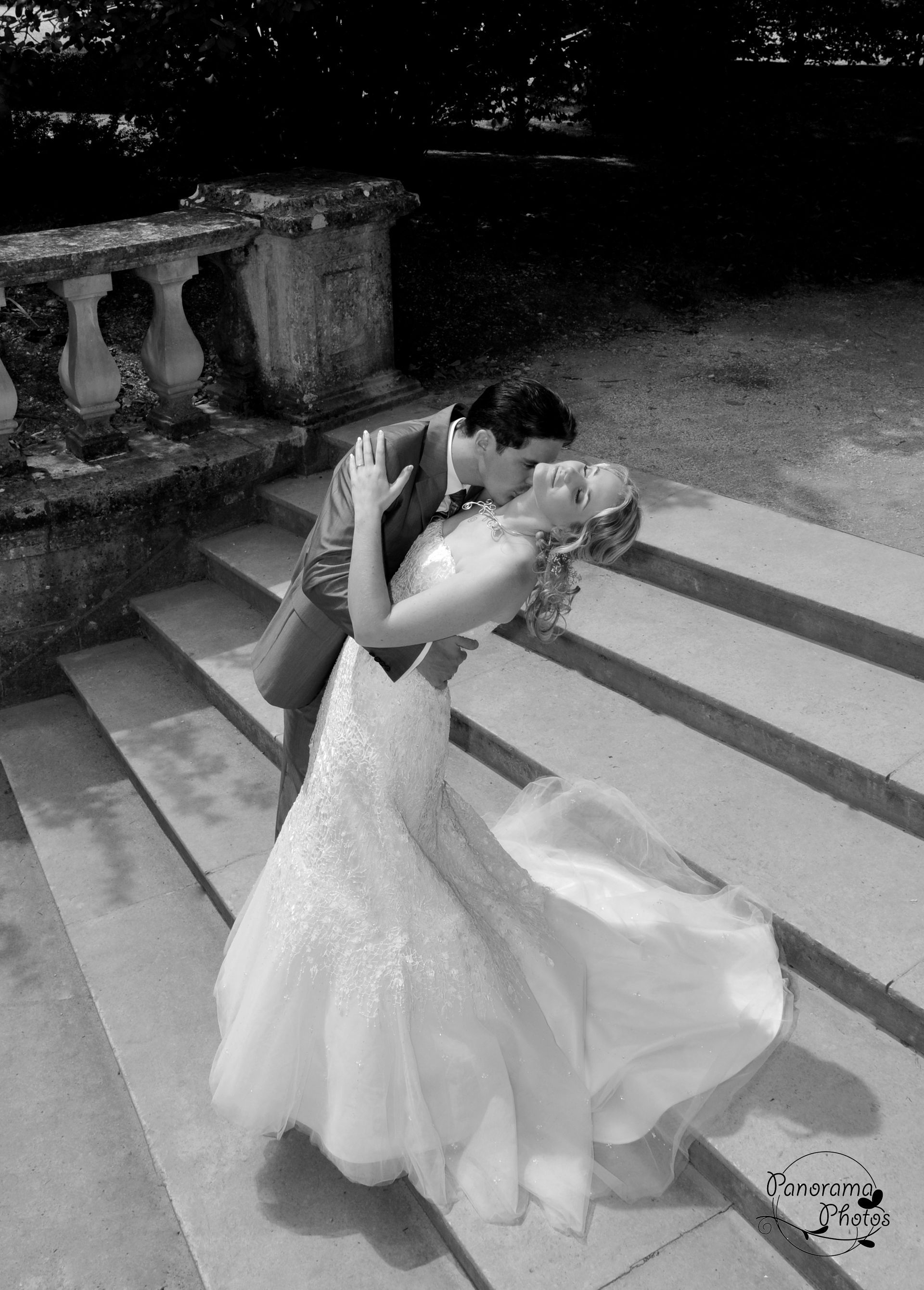 photo de mariage montrant des mariés s'embrassant dans les marches