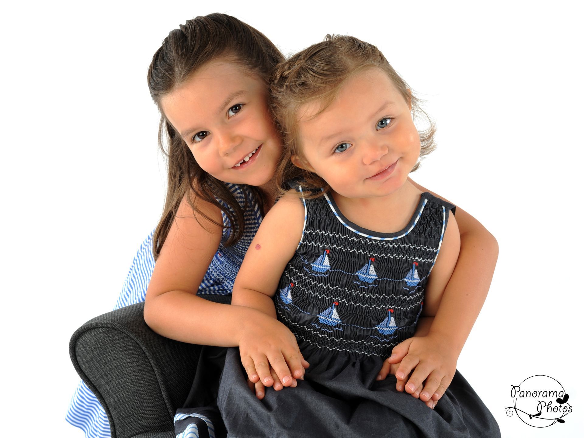 séance photo studio deux petites filles souriantes