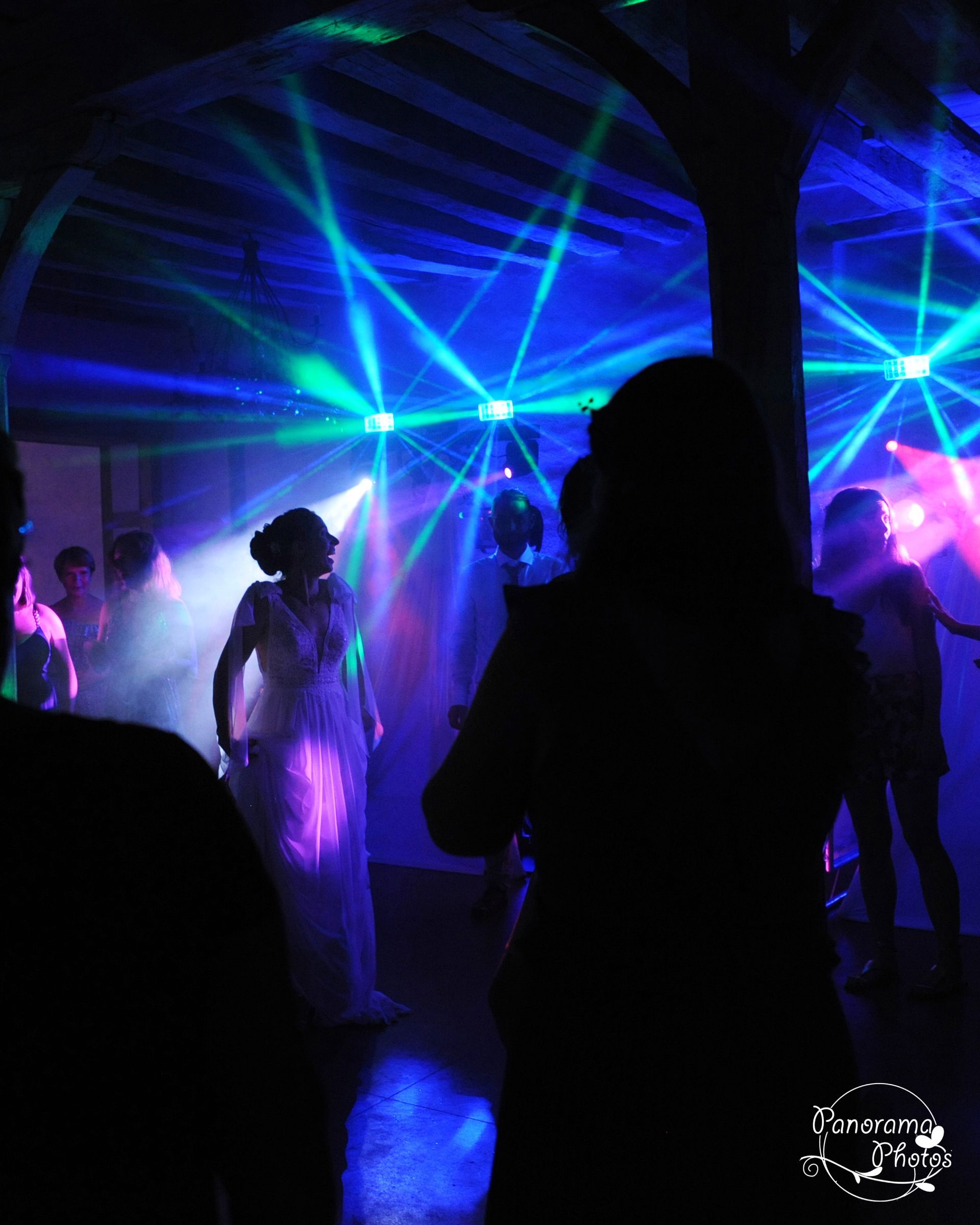 photo de mariage montrant une mariée qui dans pendant le soirée