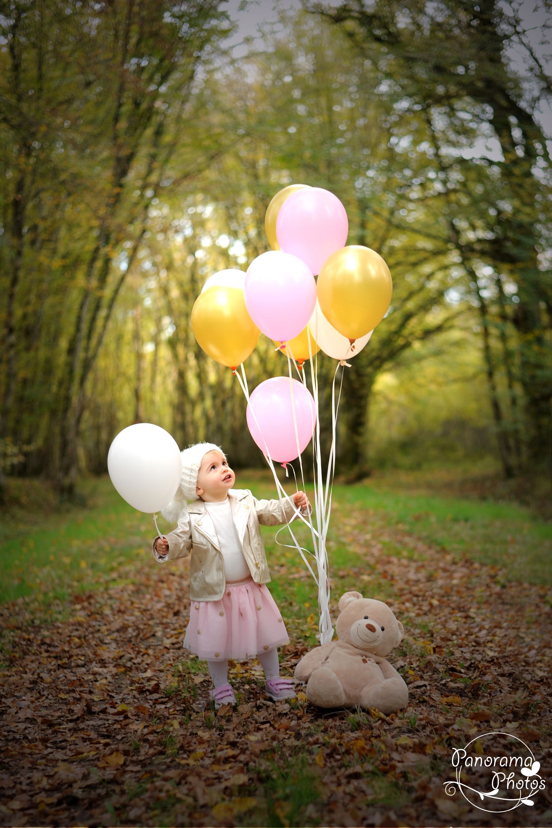 séance photo extérieure portrait petite fille avec des ballons dans les bois