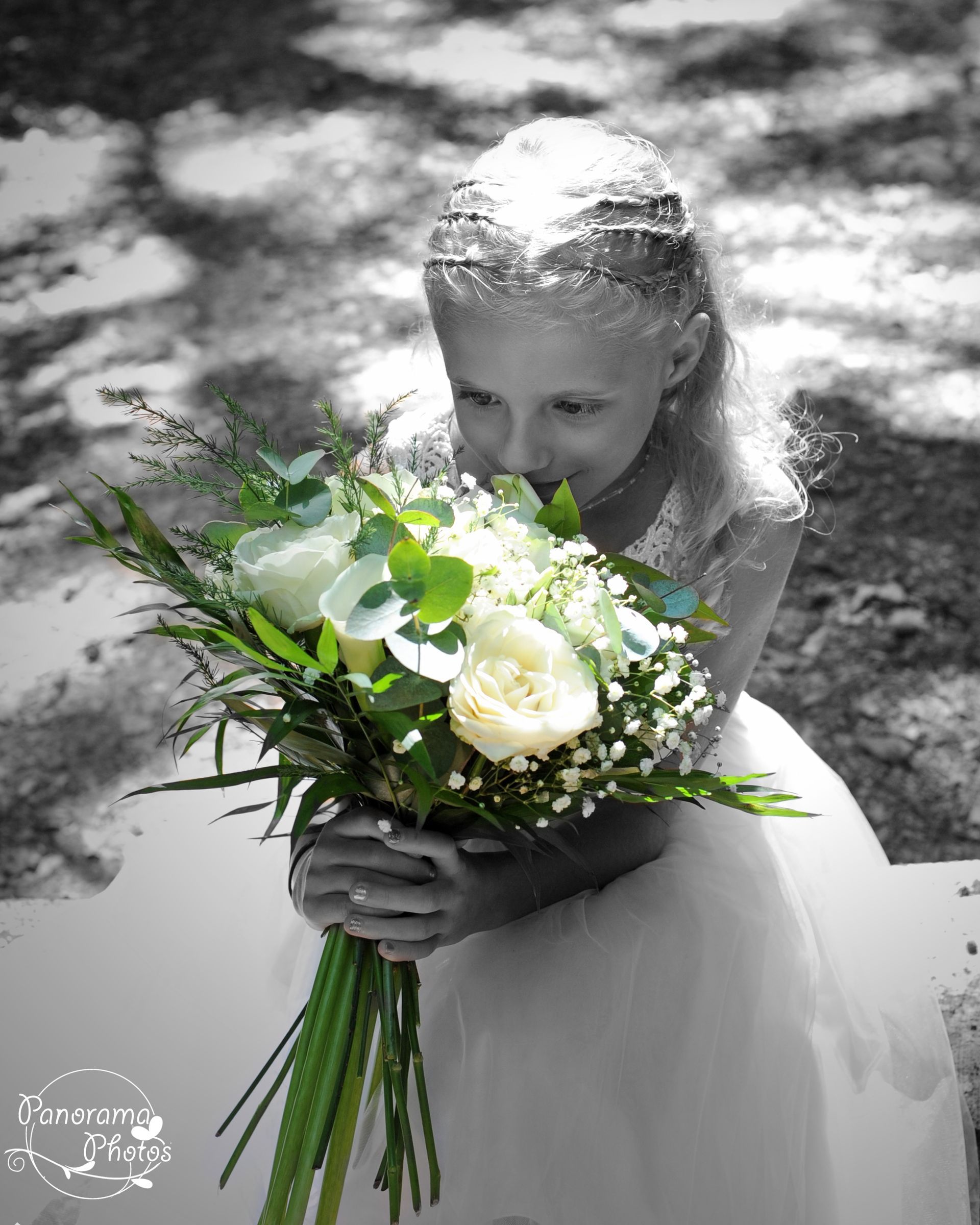 photo de mariage montrant une fillette tenant le bouquet de la mariée