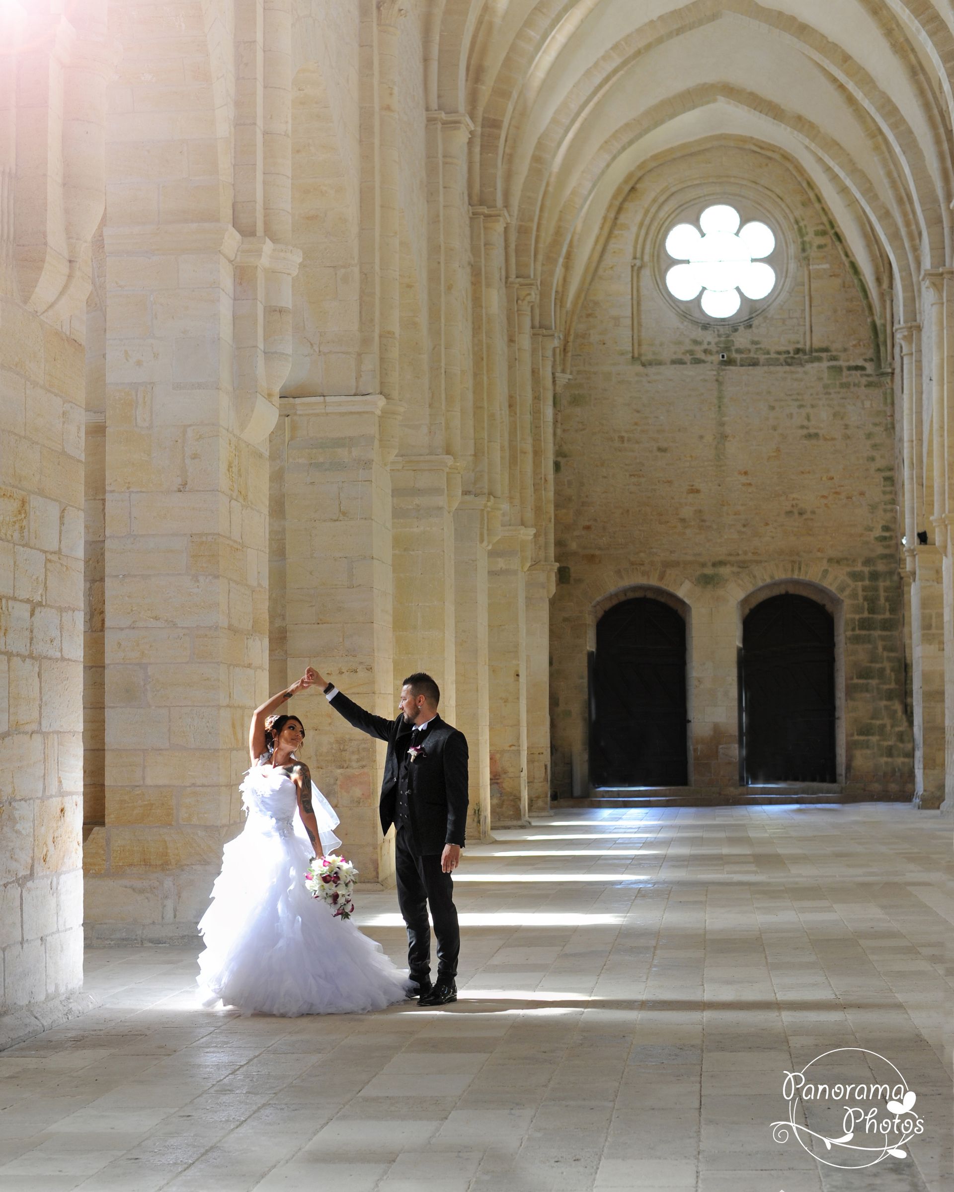 photo de mariage montrant un couple de marié qui dansent