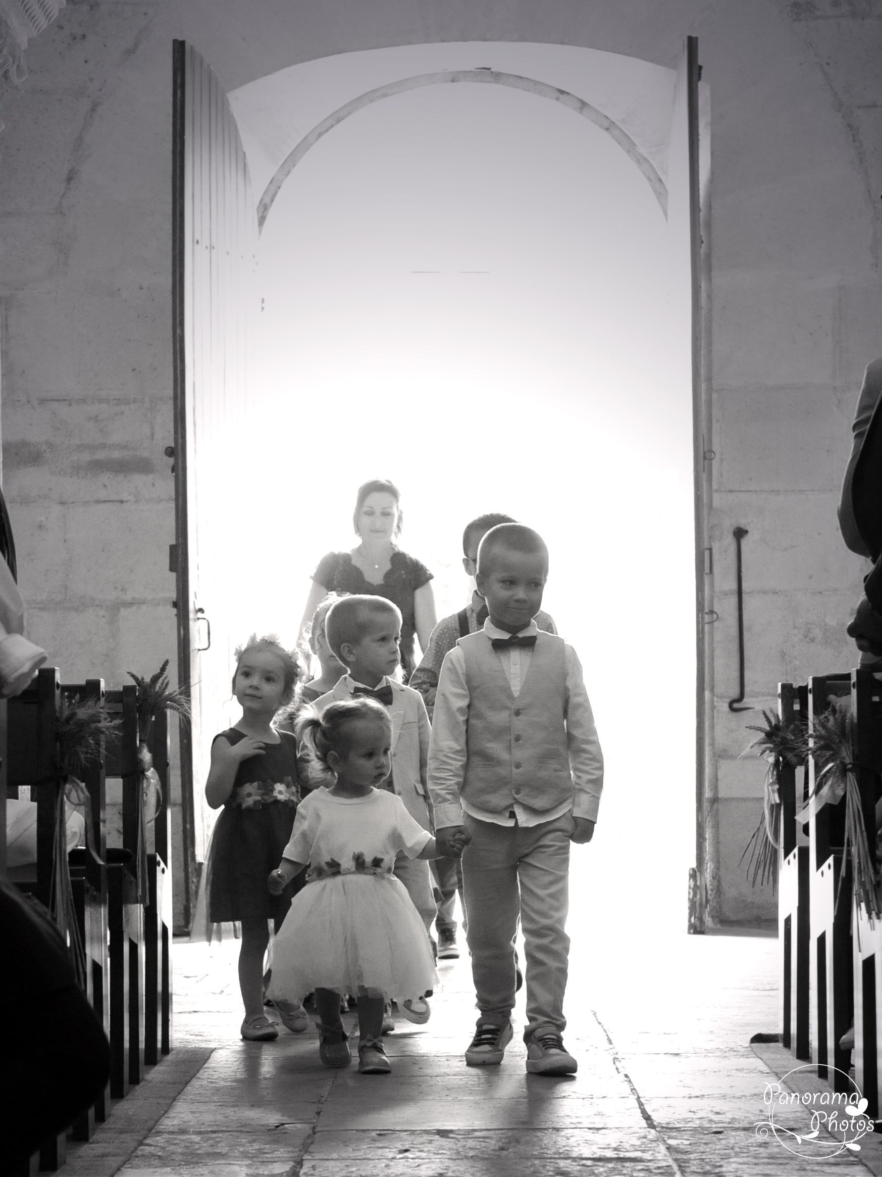 photo de mariage montrant un Enfant qui rentrent à l'église dans la mariée