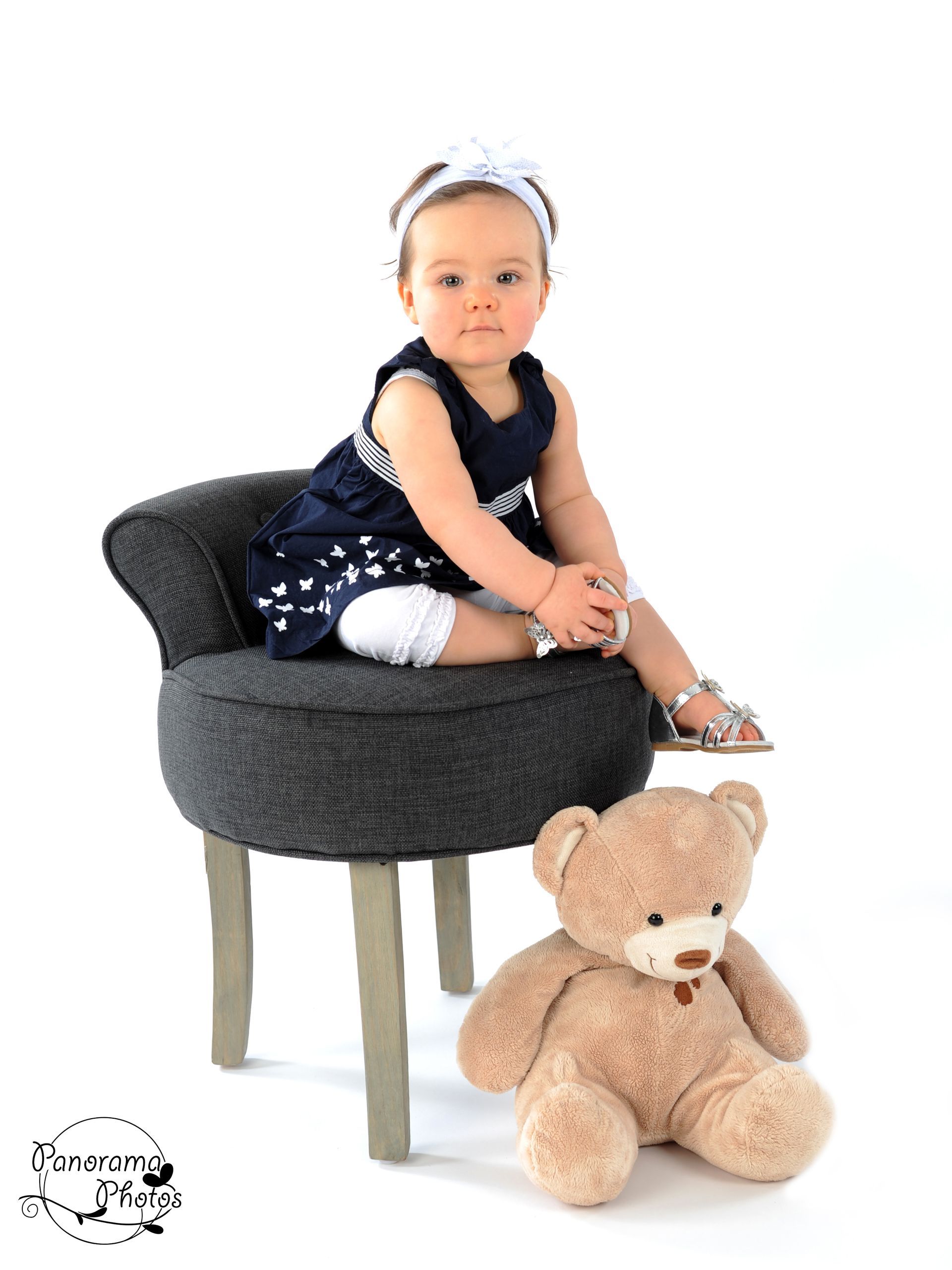 séance photo studio petite fille assise