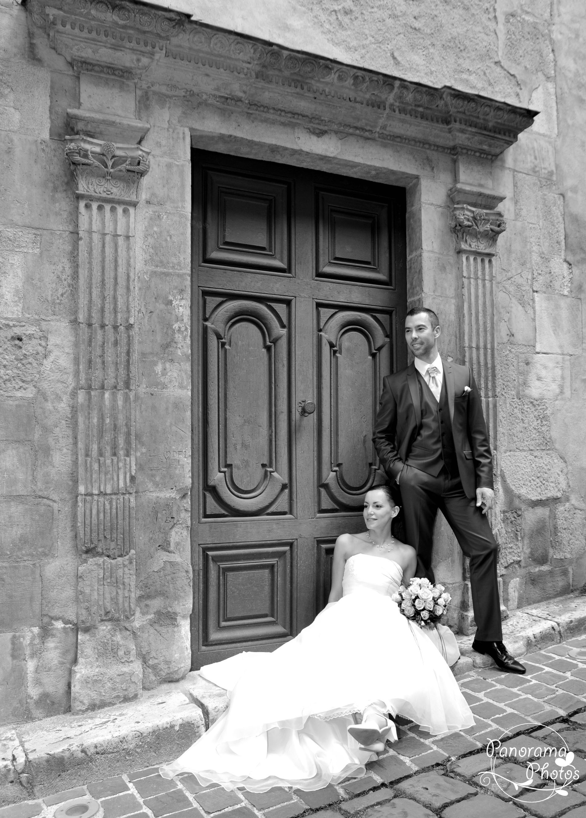 photo de mariage montrant un couple de marié dans les vielles rue de Bourges
