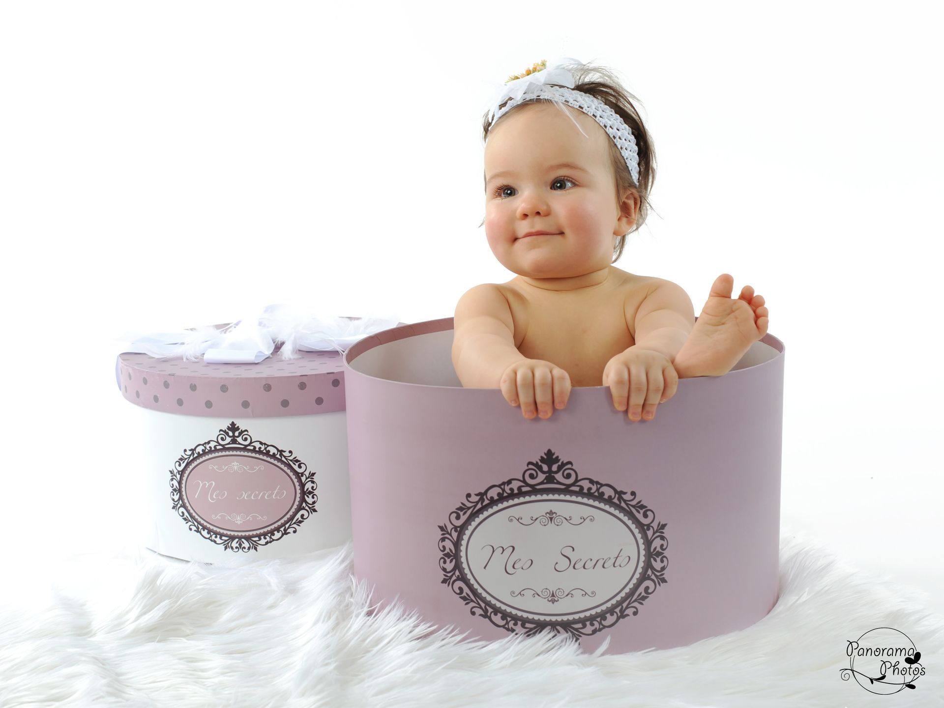 séance photo studio petite fille dans une boite