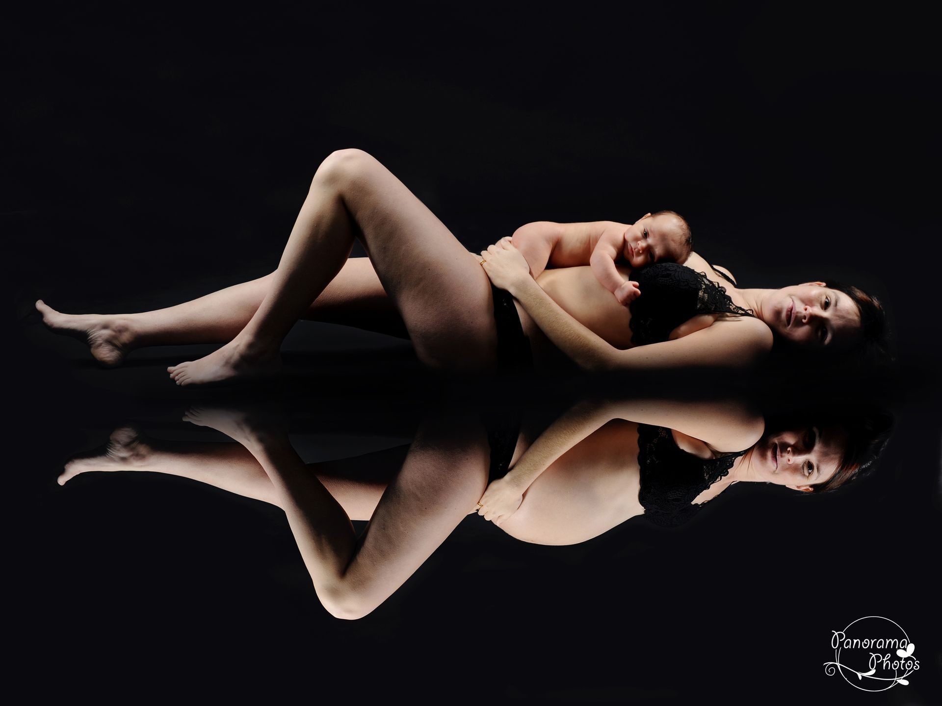 séance photo studio reflet femme enceinte avec son nouveau né